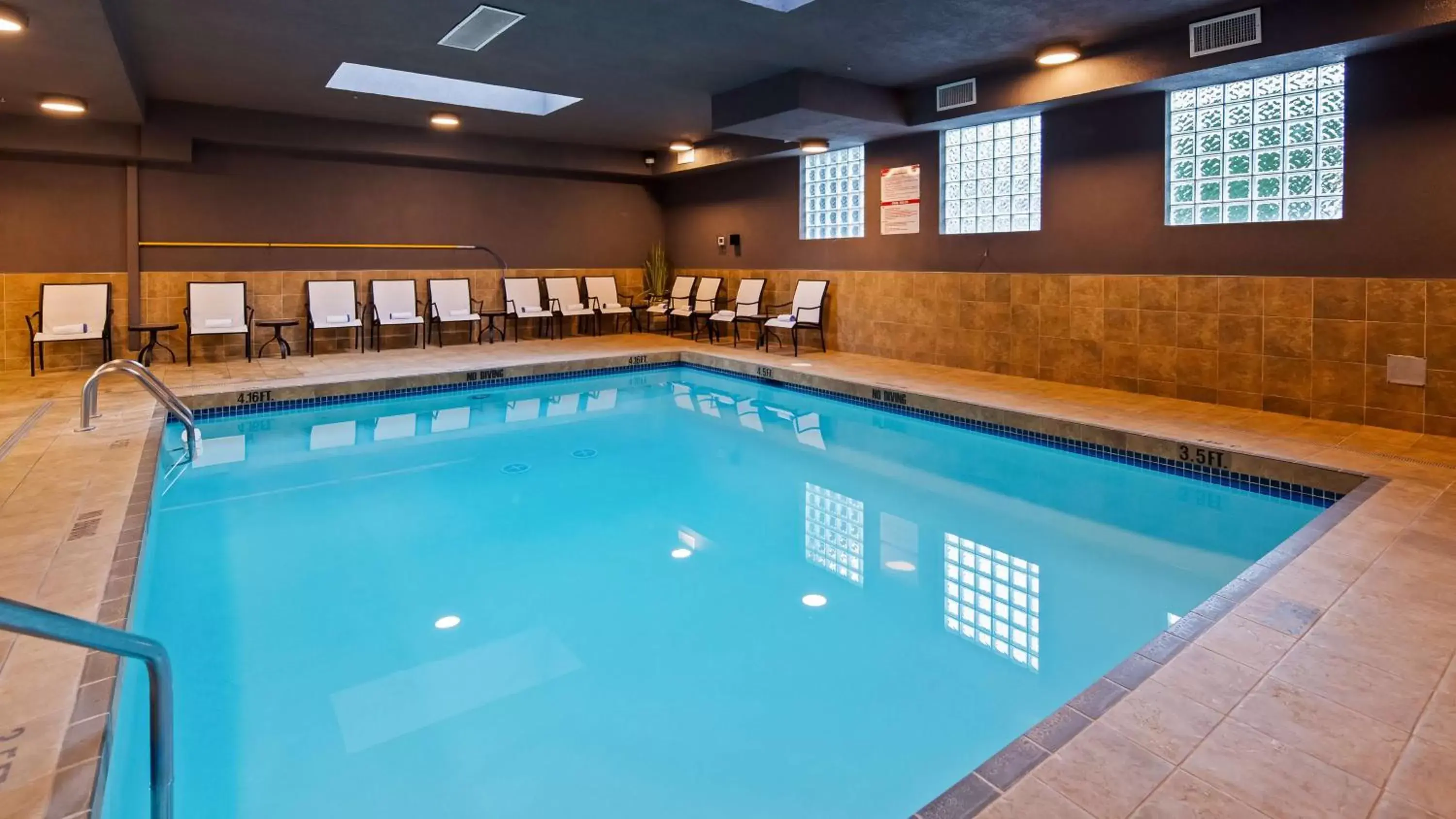 Pool view, Swimming Pool in Best Western King George Inn & Suites