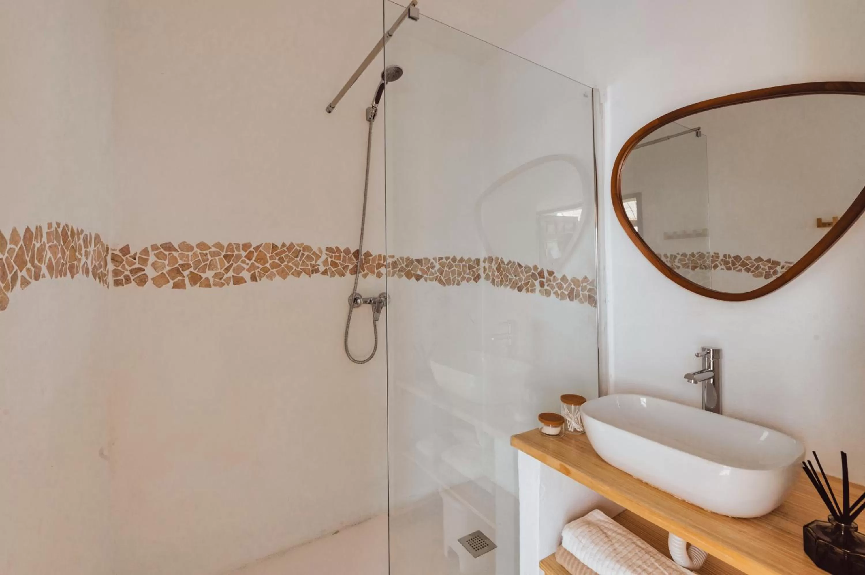 Shower in Encanto Guesthouse