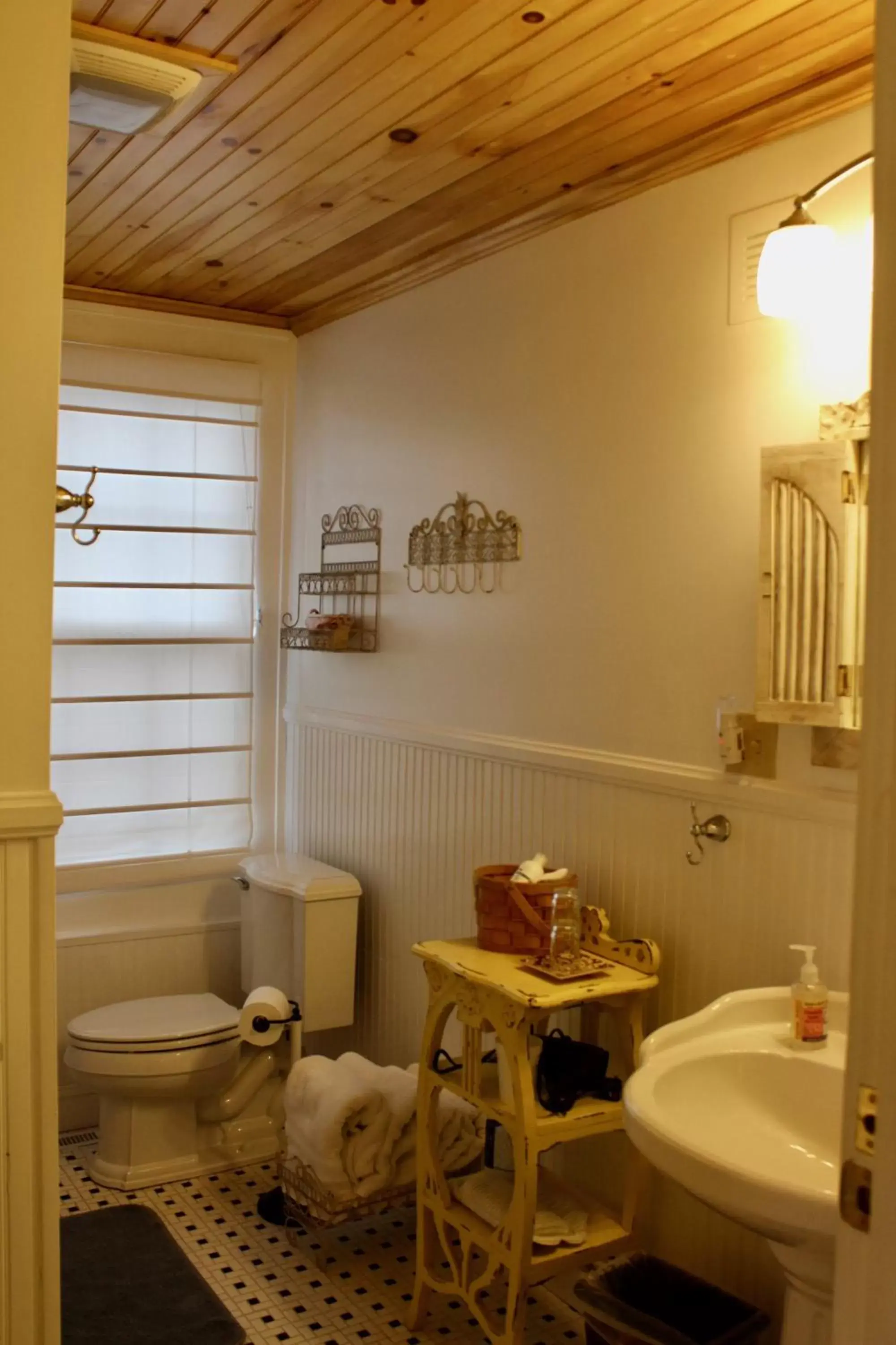 Bathroom in Oakland Cottage Bed and Breakfast