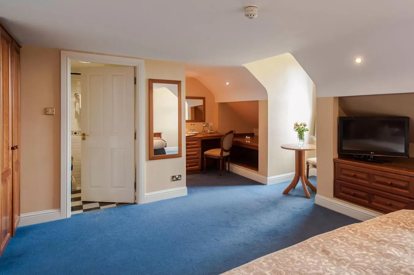 Photo of the whole room, Bed in Blarney Castle Hotel