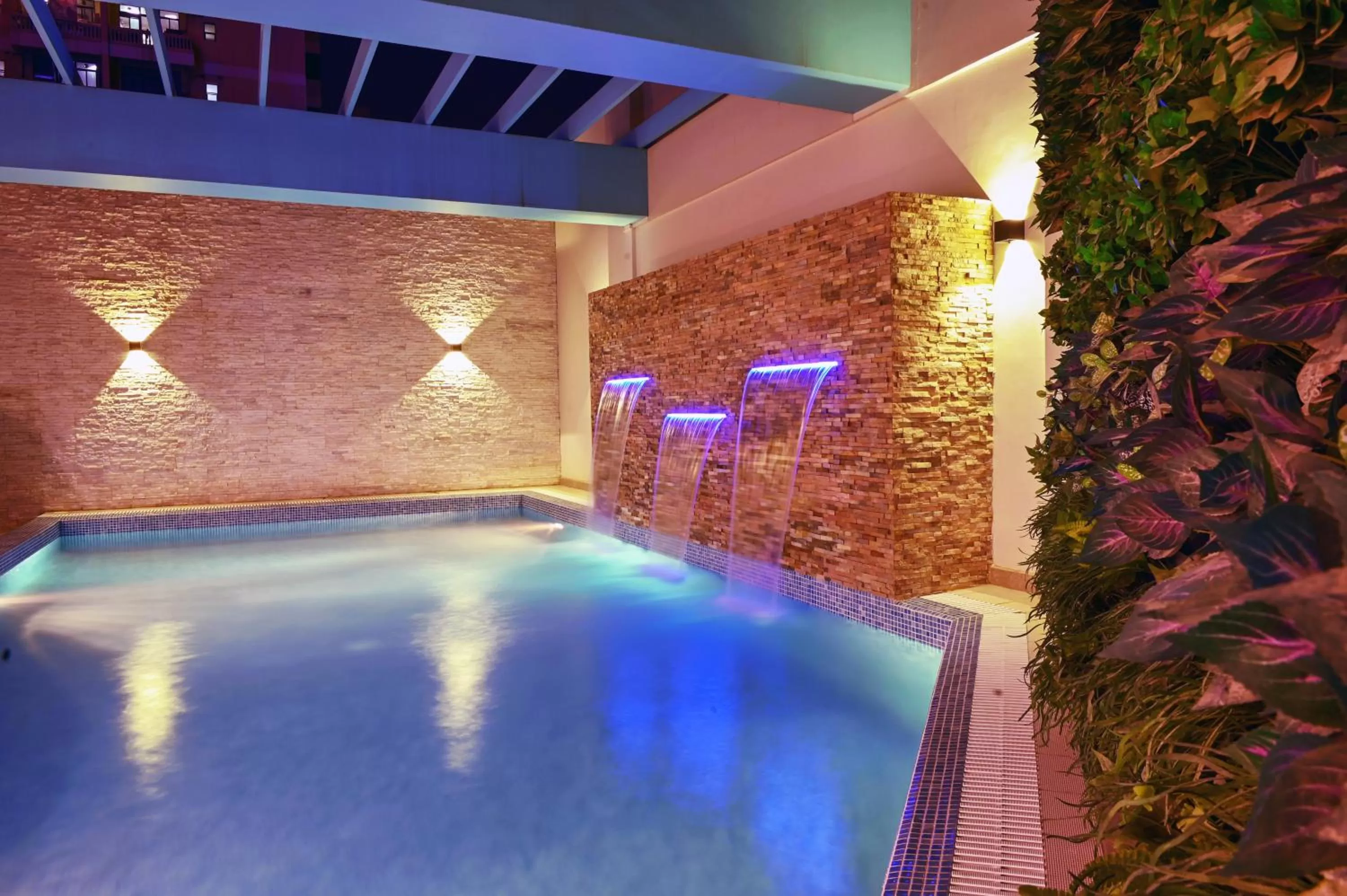 Swimming pool in Meshal Hotel