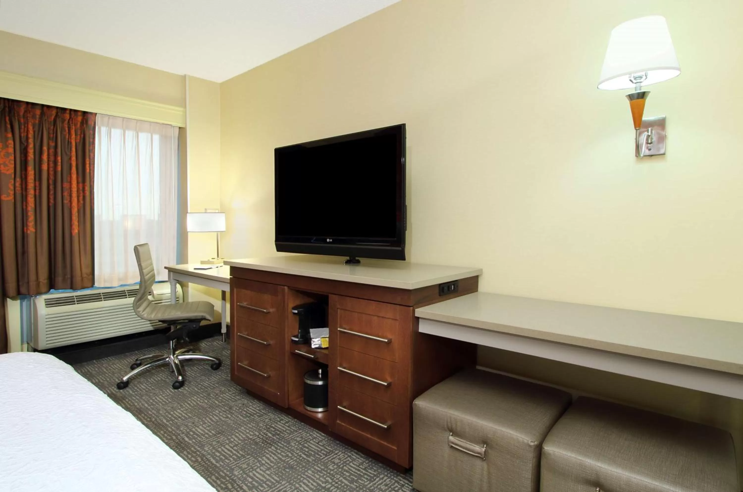 Bed in Hampton Inn & Suites Columbus-Downtown, Ohio