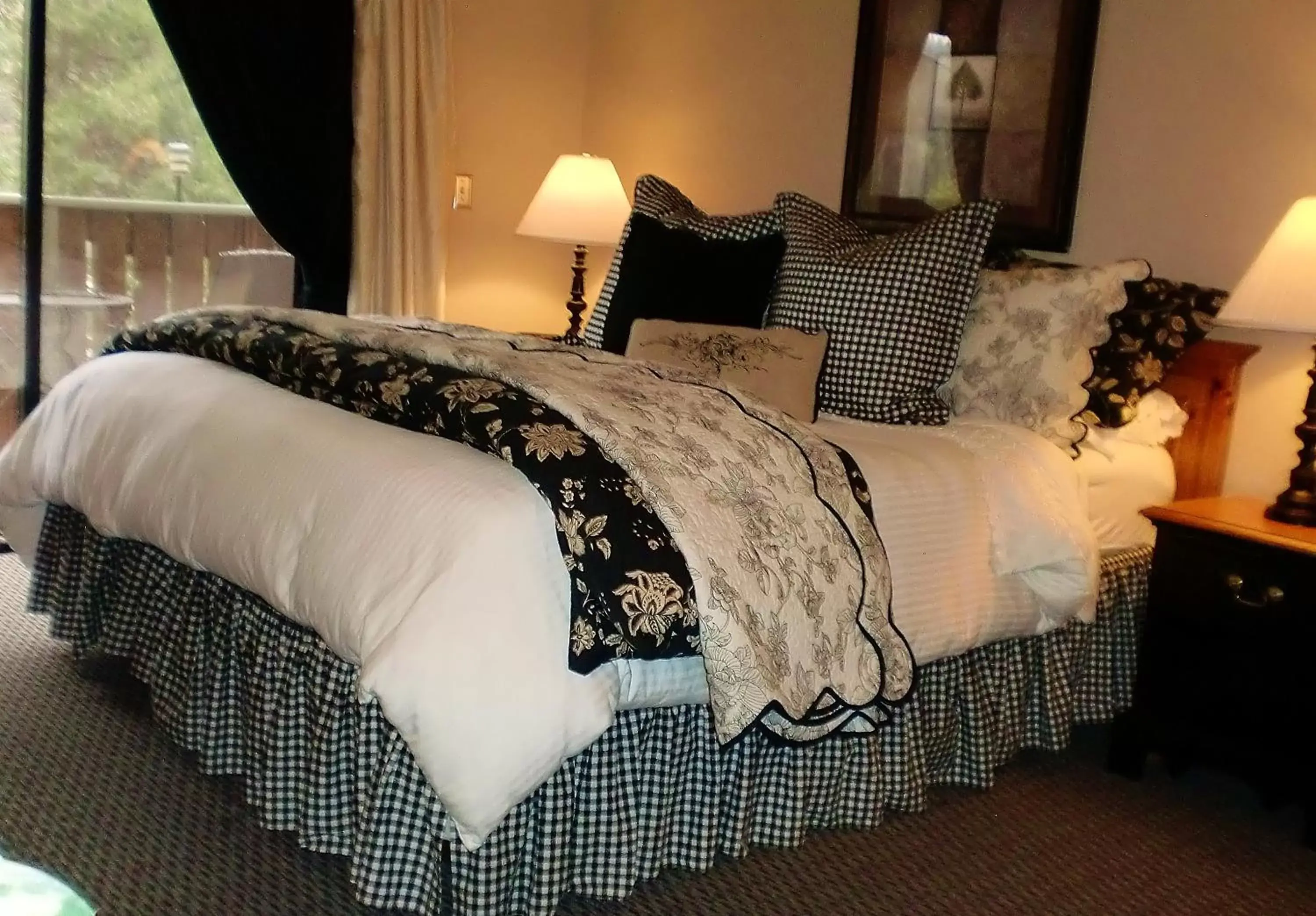 Bed in The North Shore Inn