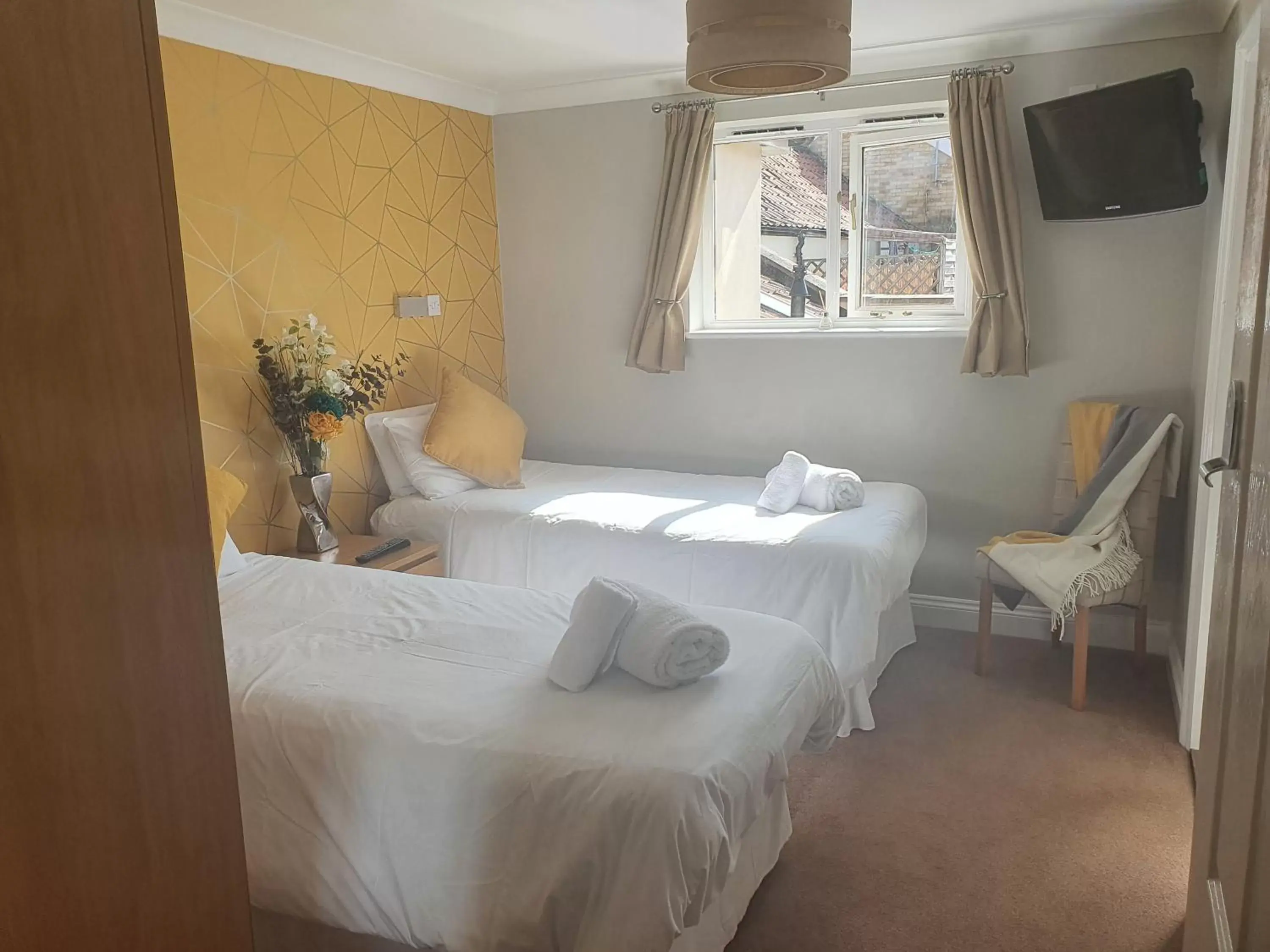 Twin Room with Shower - single occupancy in The Nags Head Twin Room with Shower - single occupancy in The Nags Head