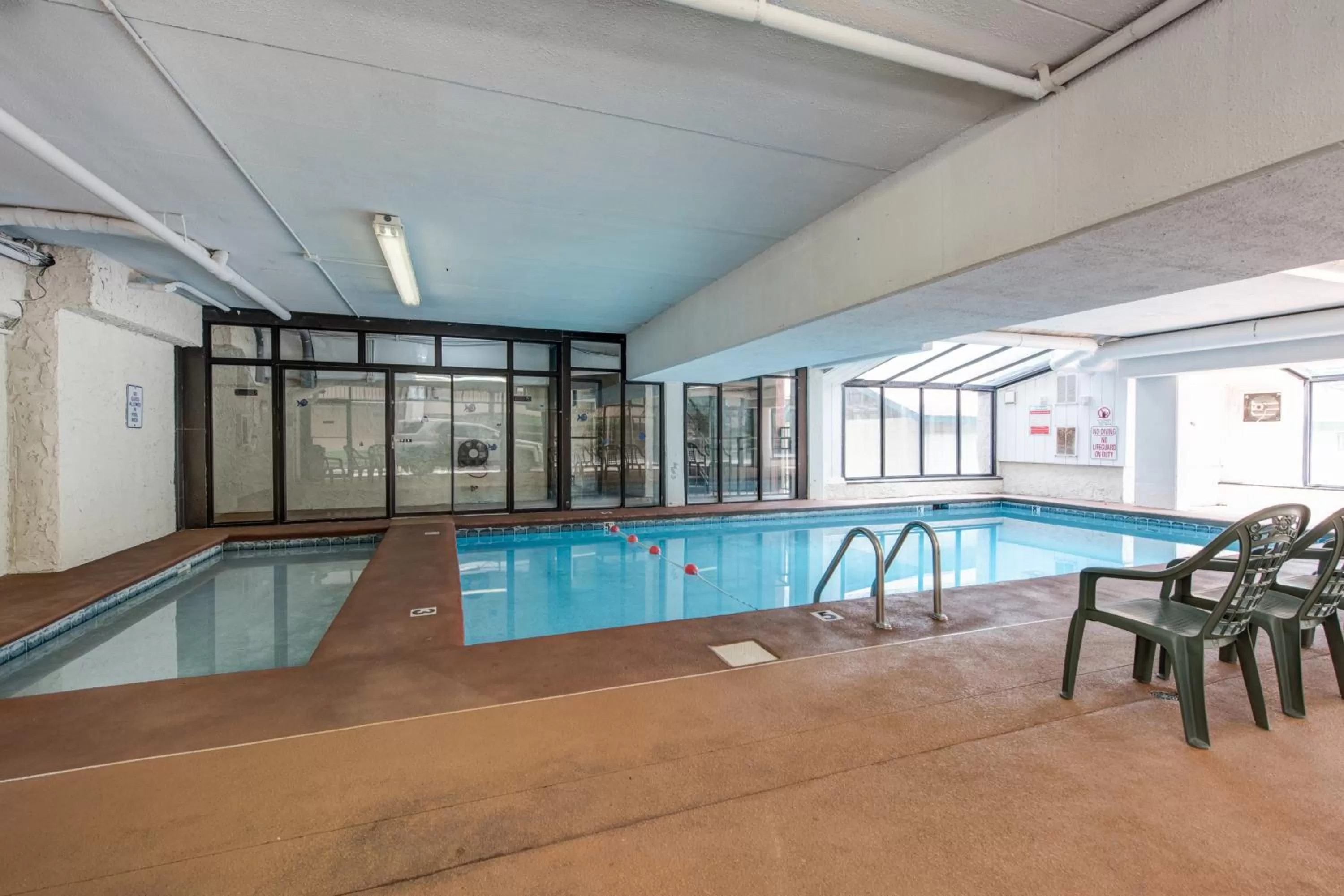 Swimming pool in Oak Square Rentals