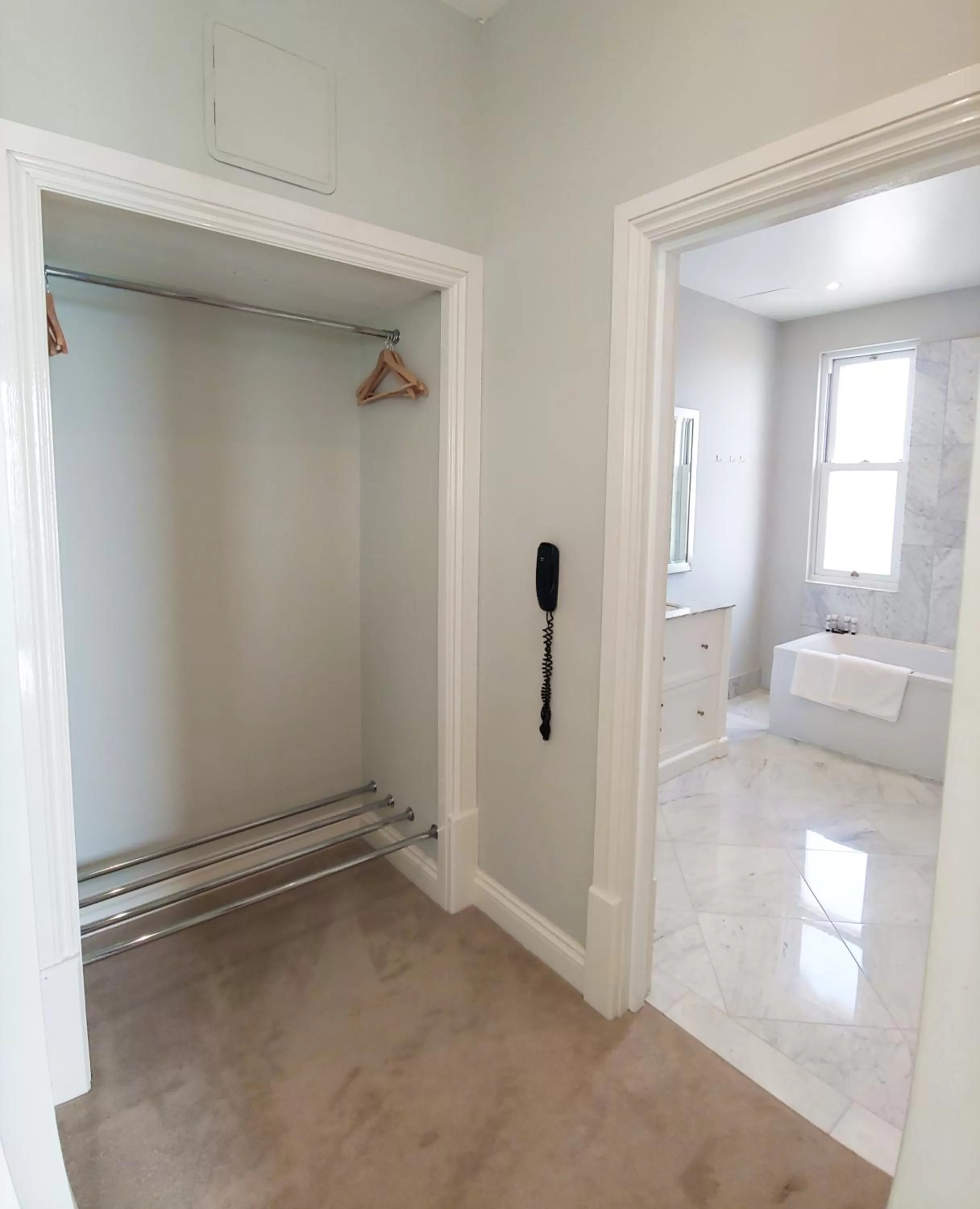 Seating area, Bed in The Chatsworth Hotel