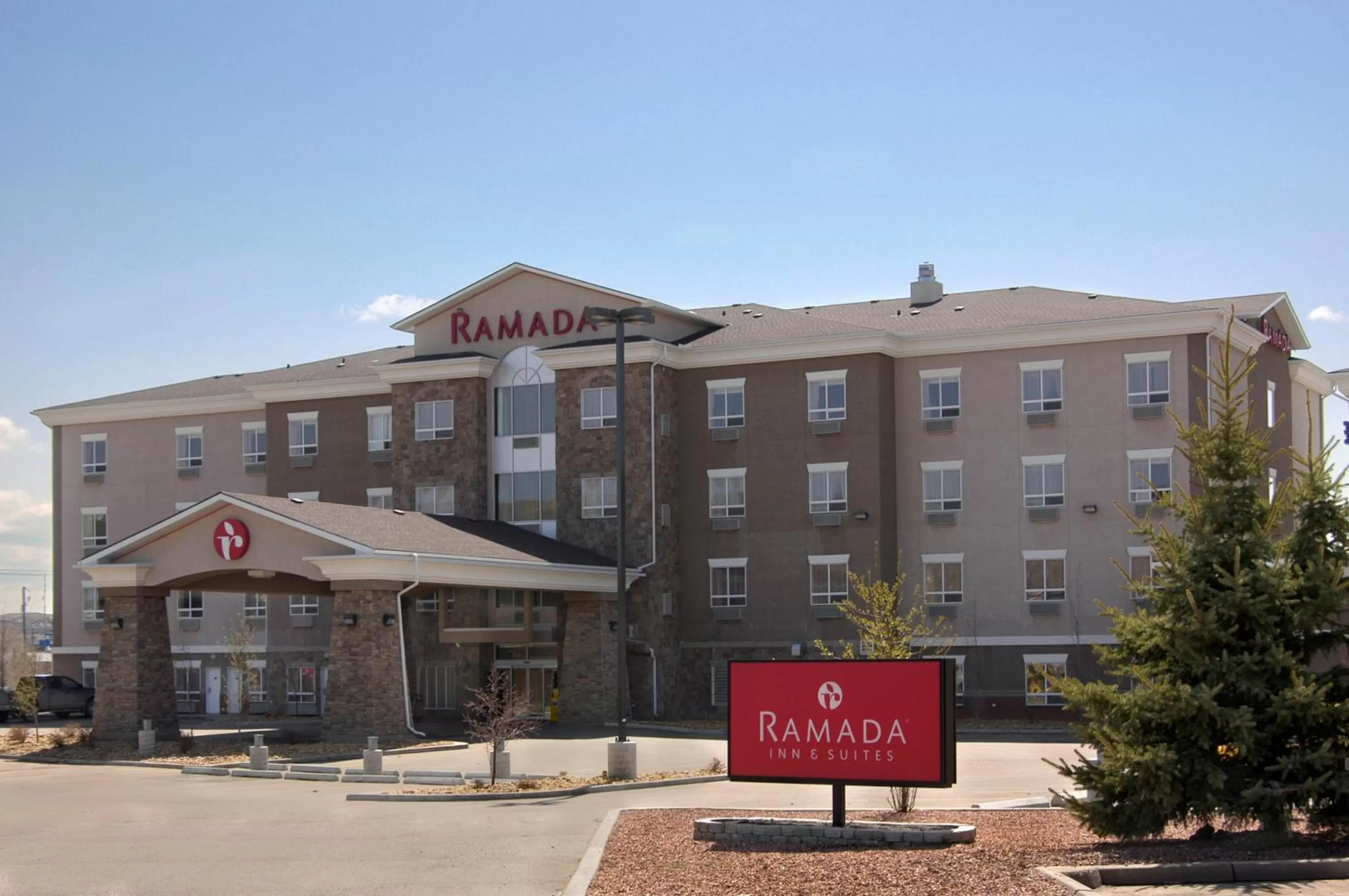 Property building in Ramada by Wyndham Drumheller Hotel & Suites