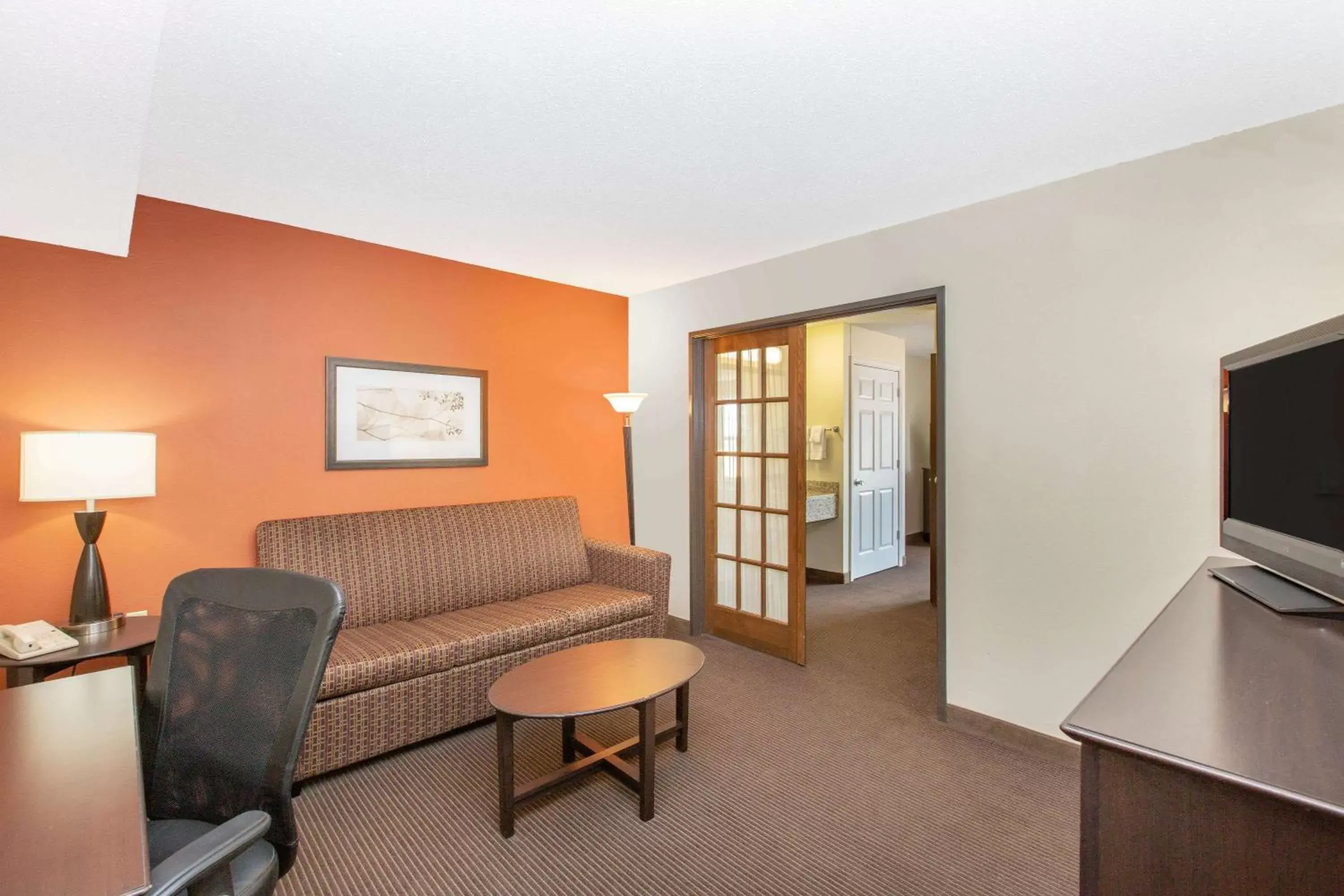 Living room, Seating Area in AmericInn by Wyndham Ottumwa