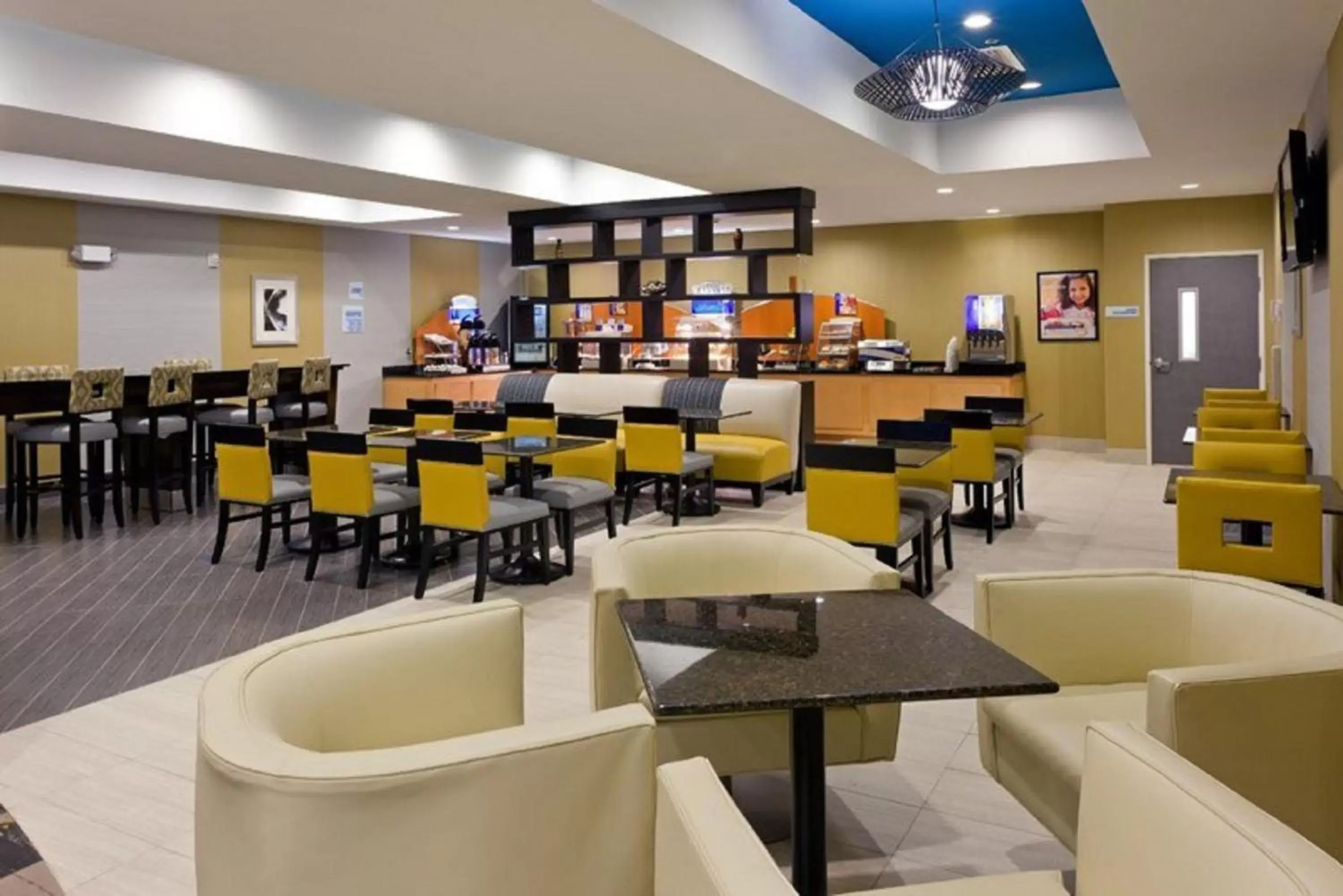 Breakfast, Restaurant/Places to Eat in Holiday Inn Express and Suites Batavia, an IHG Hotel