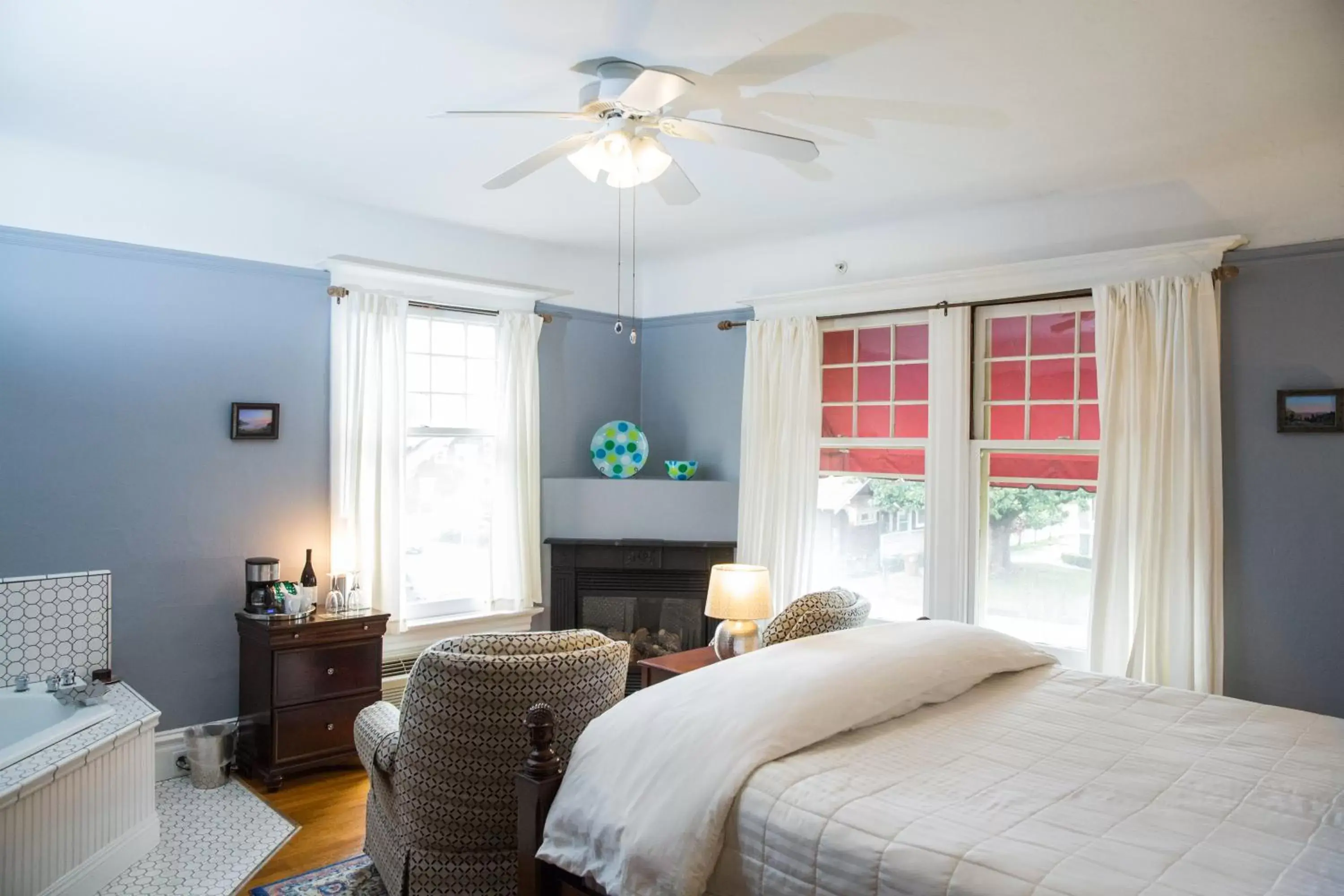 King Room with Mountain View in The Inn on First King Room with Mountain View in The Inn on First