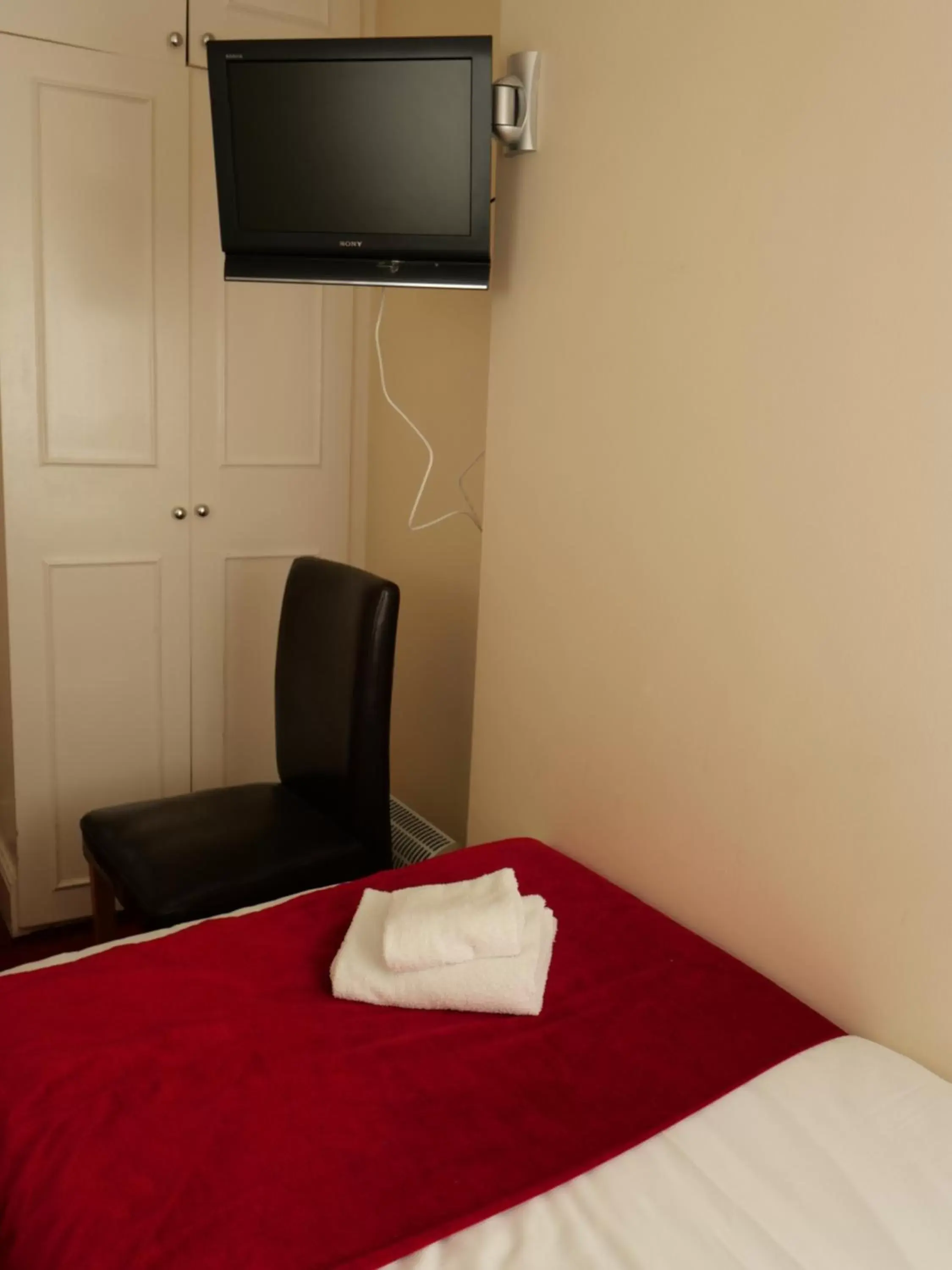 Bed, TV/Entertainment Center in Arran House Hotel