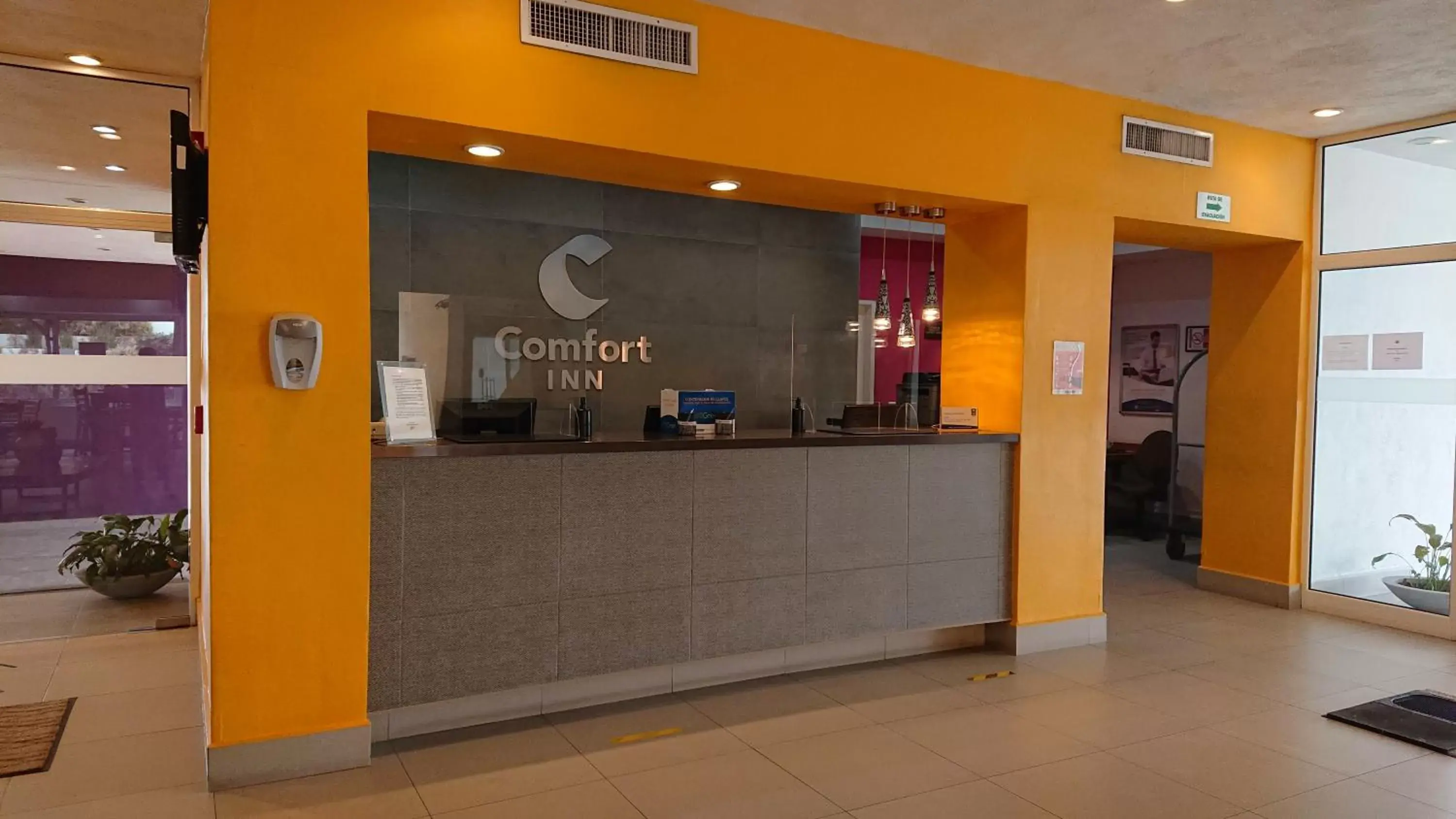 Lobby or reception in Comfort Inn Monterrey Valle