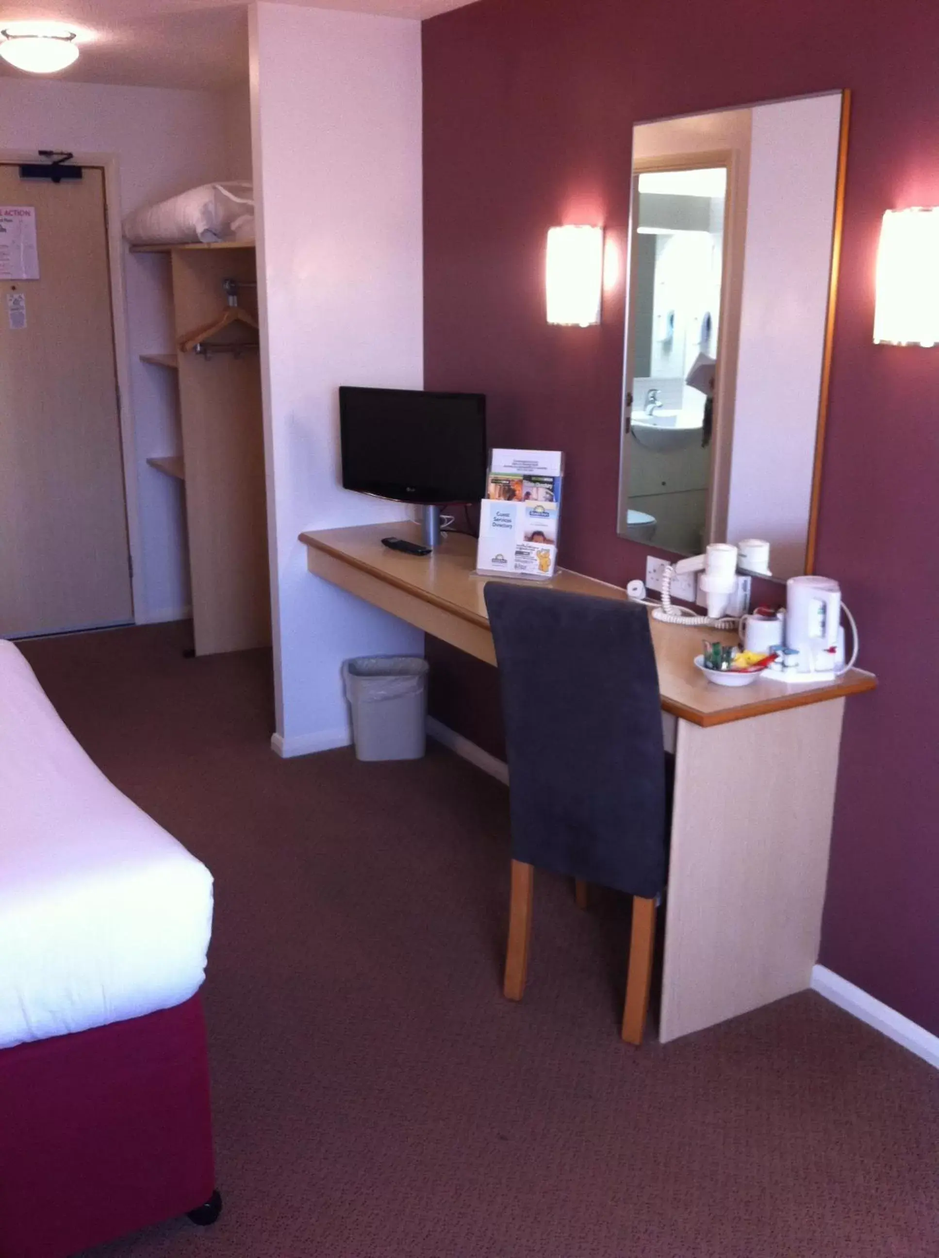 Seating area, TV/Entertainment Center in Days Inn Hotel Warwick South - Southbound M40