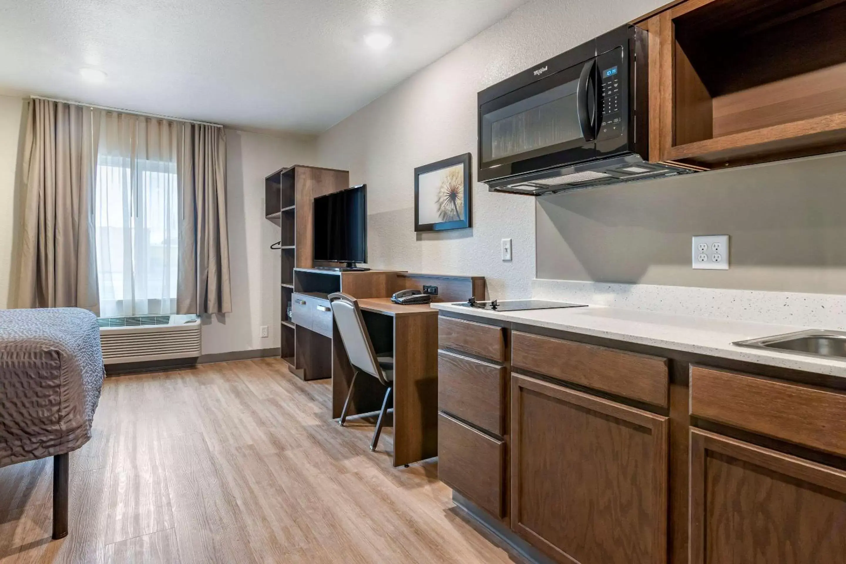 Photo of the whole room, Kitchen/Kitchenette in WoodSpring Suites Brunswick