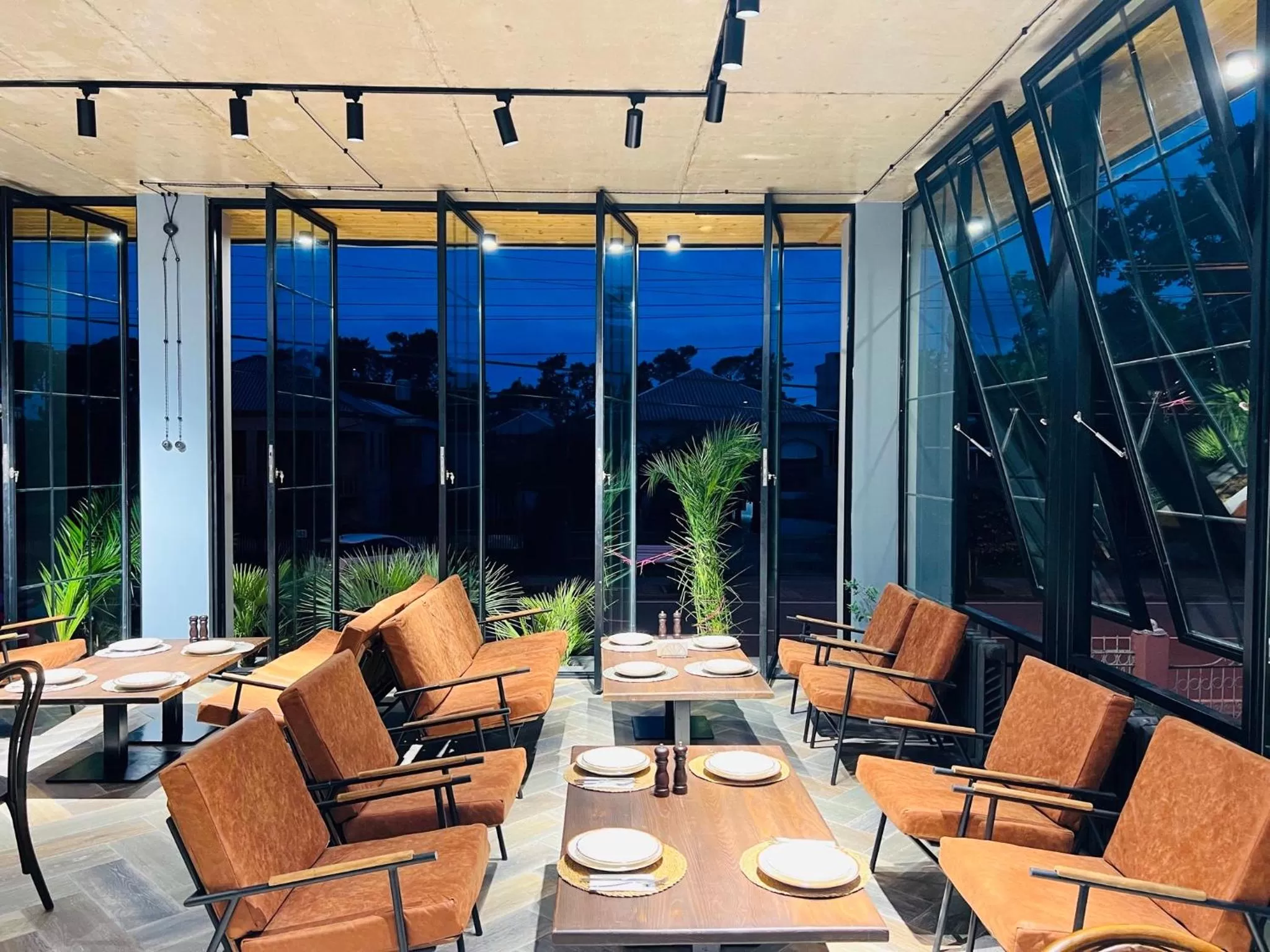 Restaurant/places to eat in Level Up Hotel & Restaurant