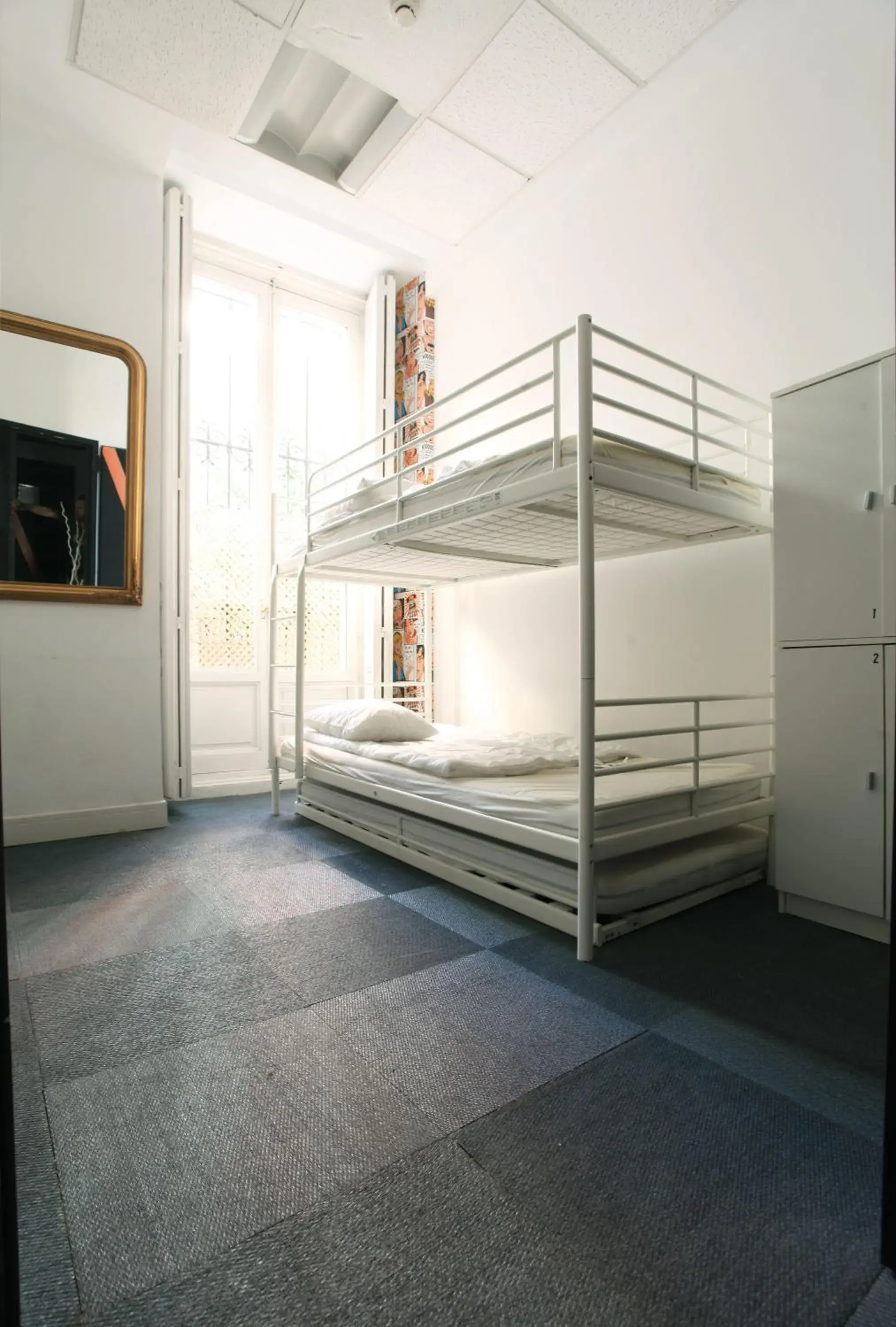 Day, Bunk Bed in Hostels Meetingpoint