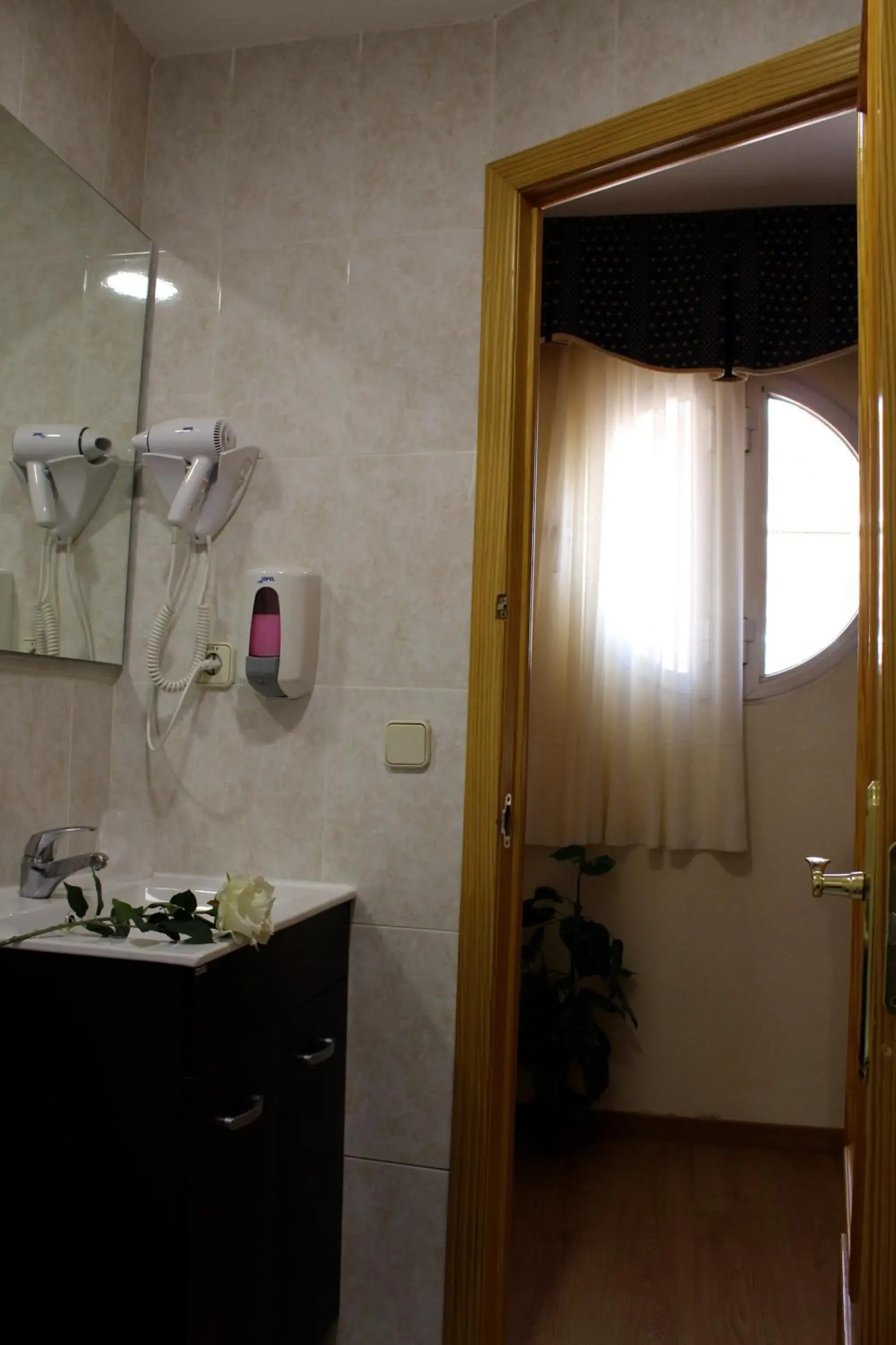 Bathroom, Coffee/Tea Facilities in Hotel Cuatro Caños