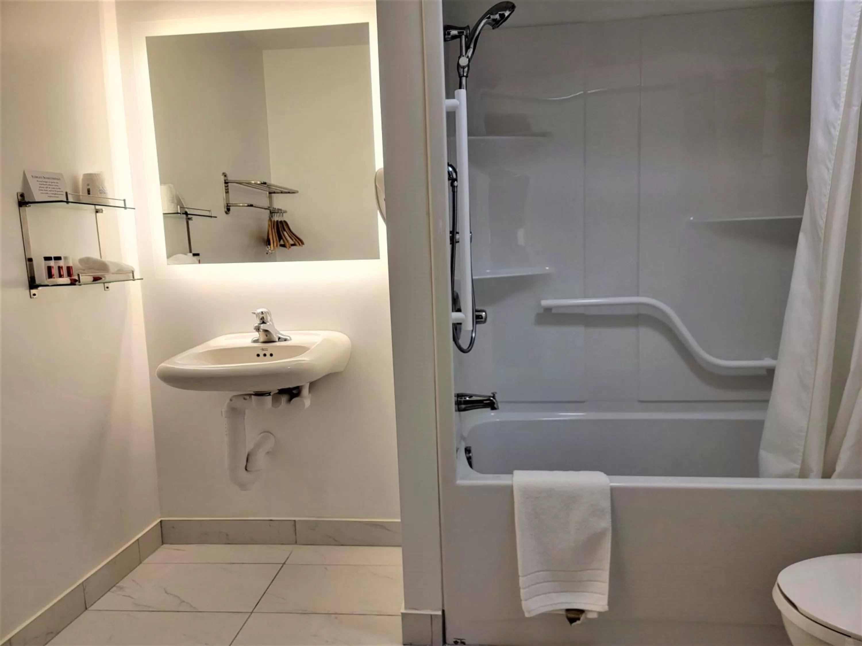 Shower in Howard Johnson by Wyndham Gravenhurst