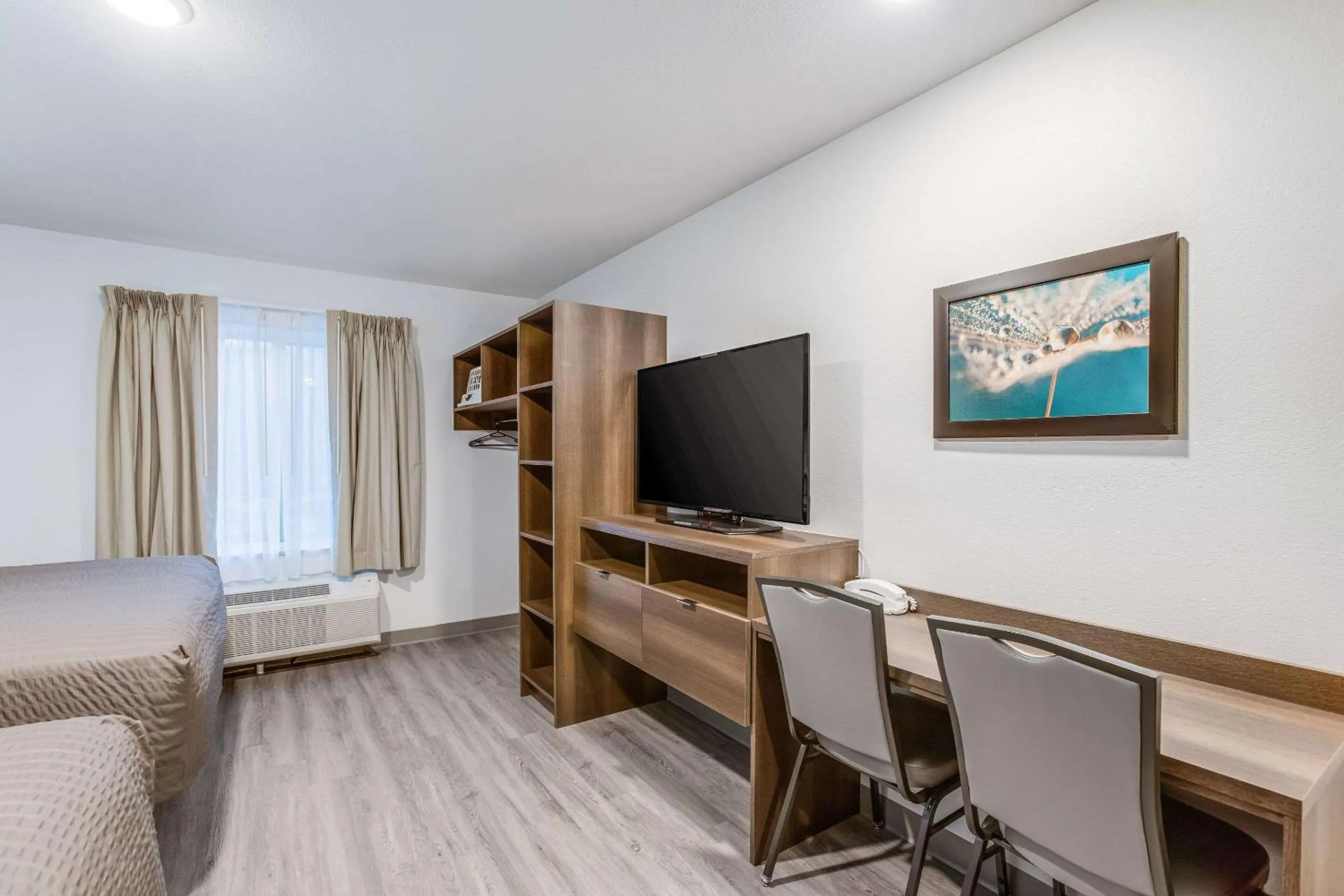 TV and multimedia, Bed in WoodSpring Suites Detroit Farmington Hills