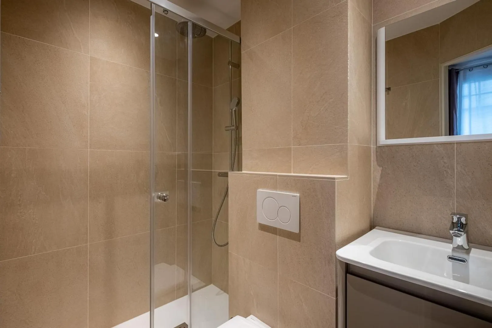 Bathroom in Makom Pereire