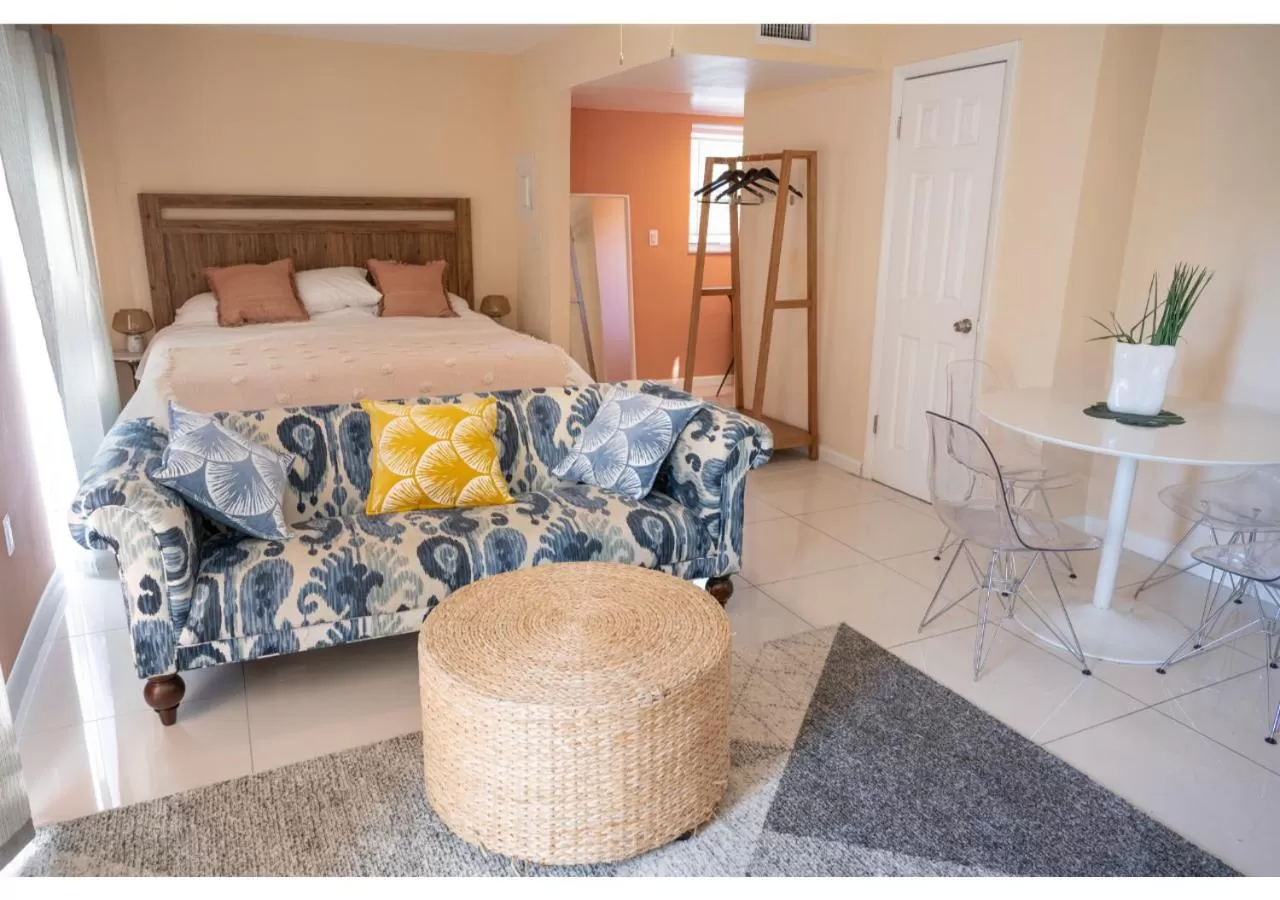 Bed in Miami River Inn by Renzzi