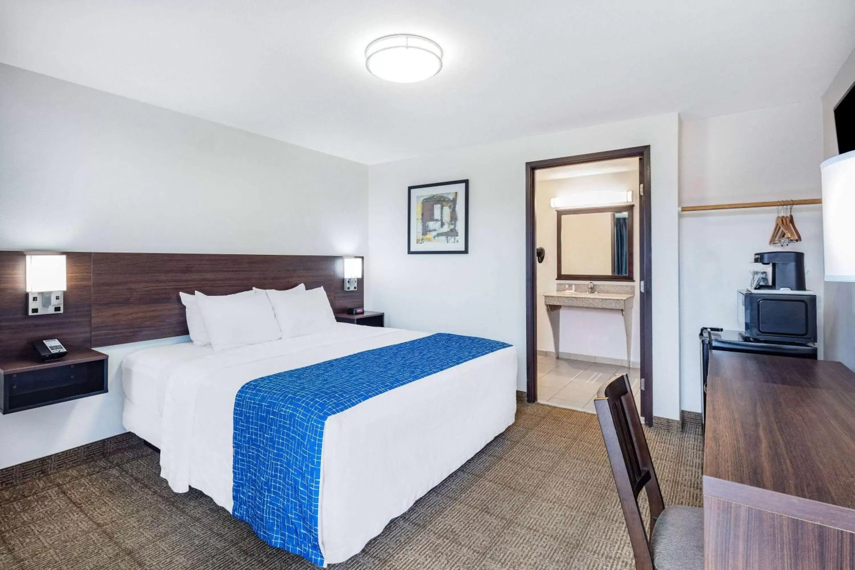 Photo of the whole room, Bed in Travelodge by Wyndham Newport Photo of the whole room, Bed in Travelodge by Wyndham Newport