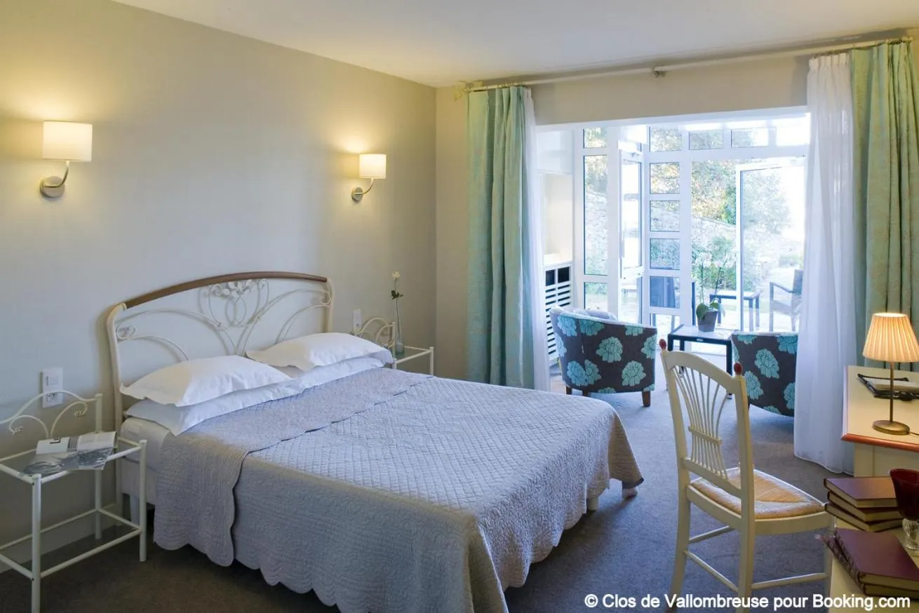 Seating area, Bed in Clos de Vallombreuse, The Originals Relais