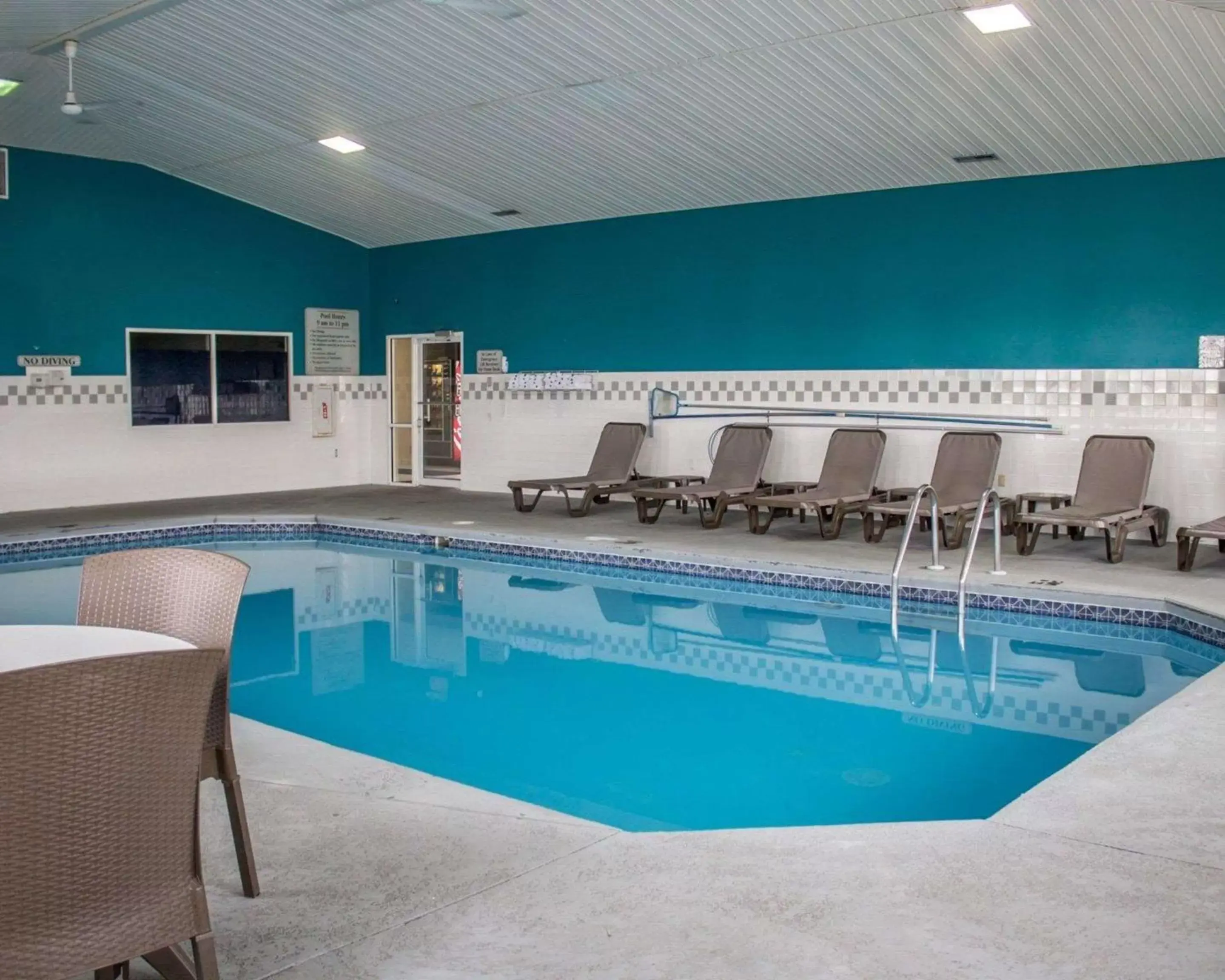 Swimming Pool in Sleep Inn Sandusky