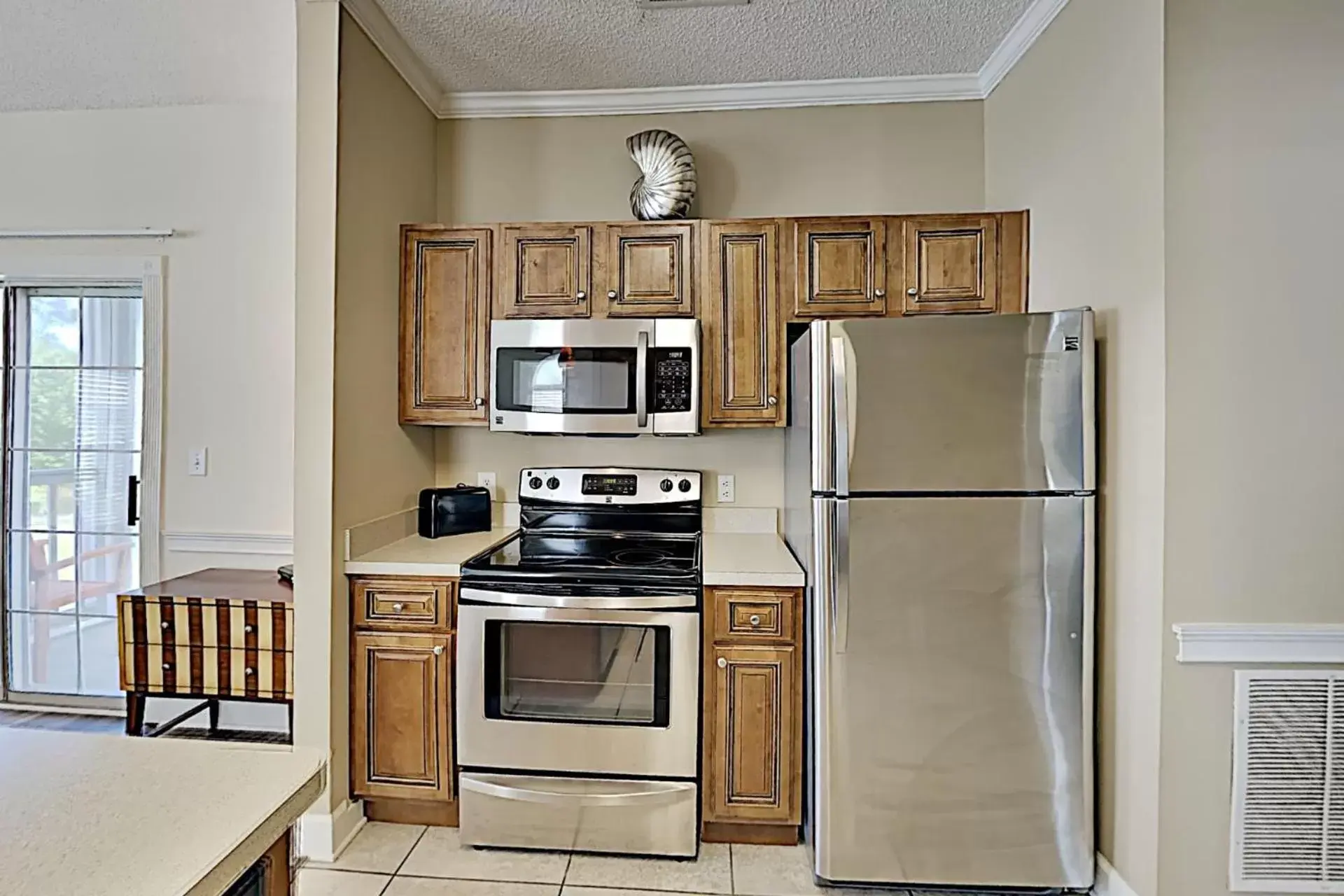 Kitchen or kitchenette, Kitchen/Kitchenette in Myrtlewood Condos