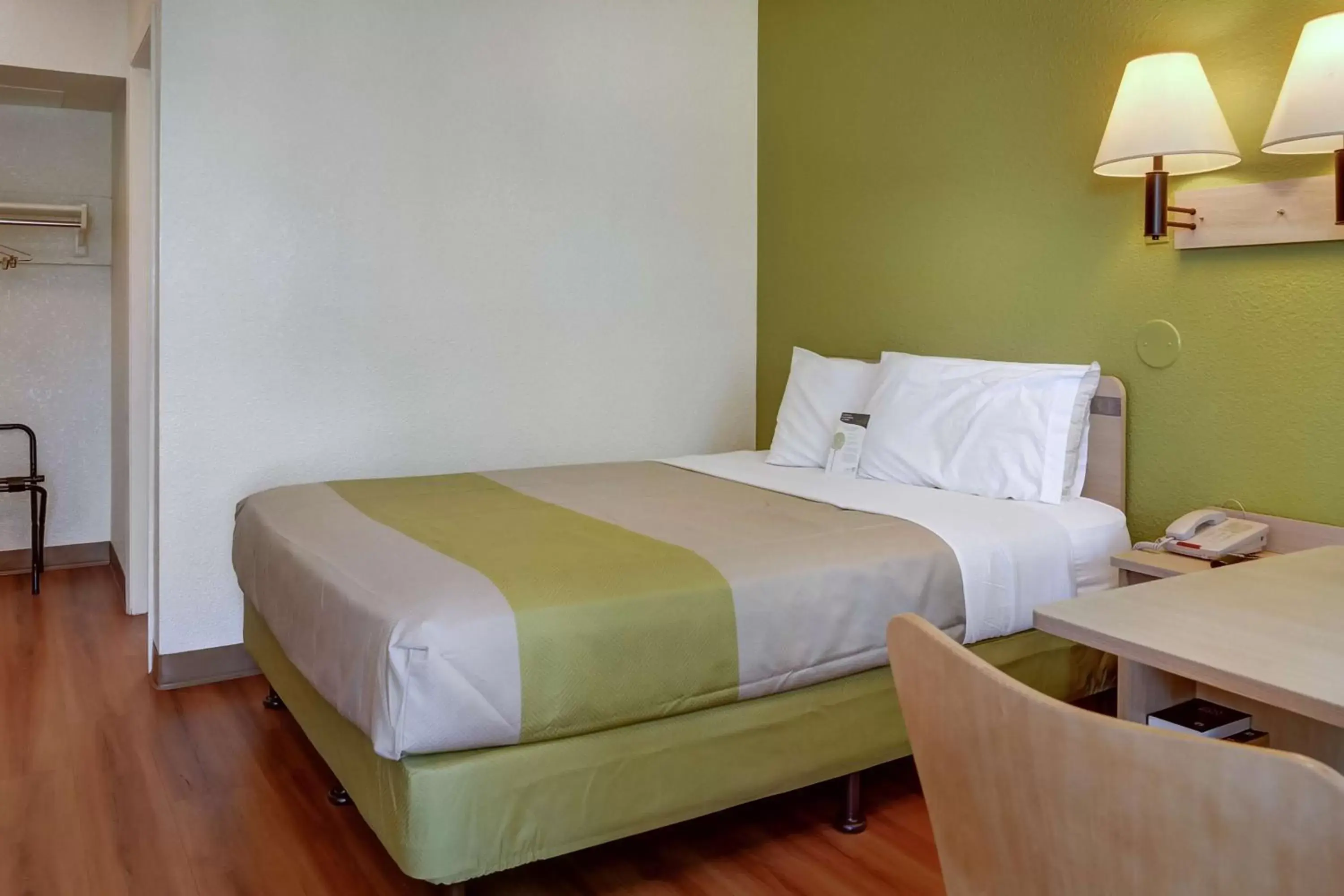 TV and multimedia, Bed in Motel 6-Eugene, OR - South Springfield TV and multimedia, Bed in Motel 6-Eugene, OR - South Springfield