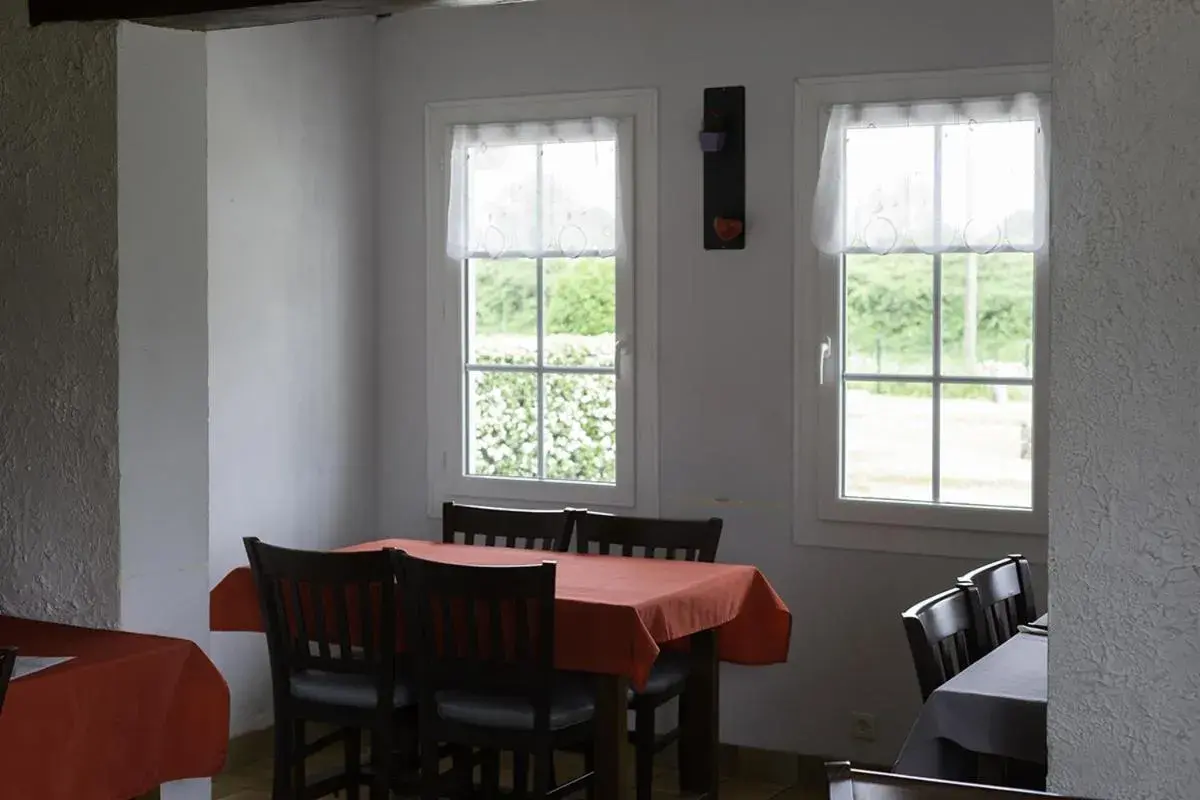 Dining Area in Hotel Le Cormier 9