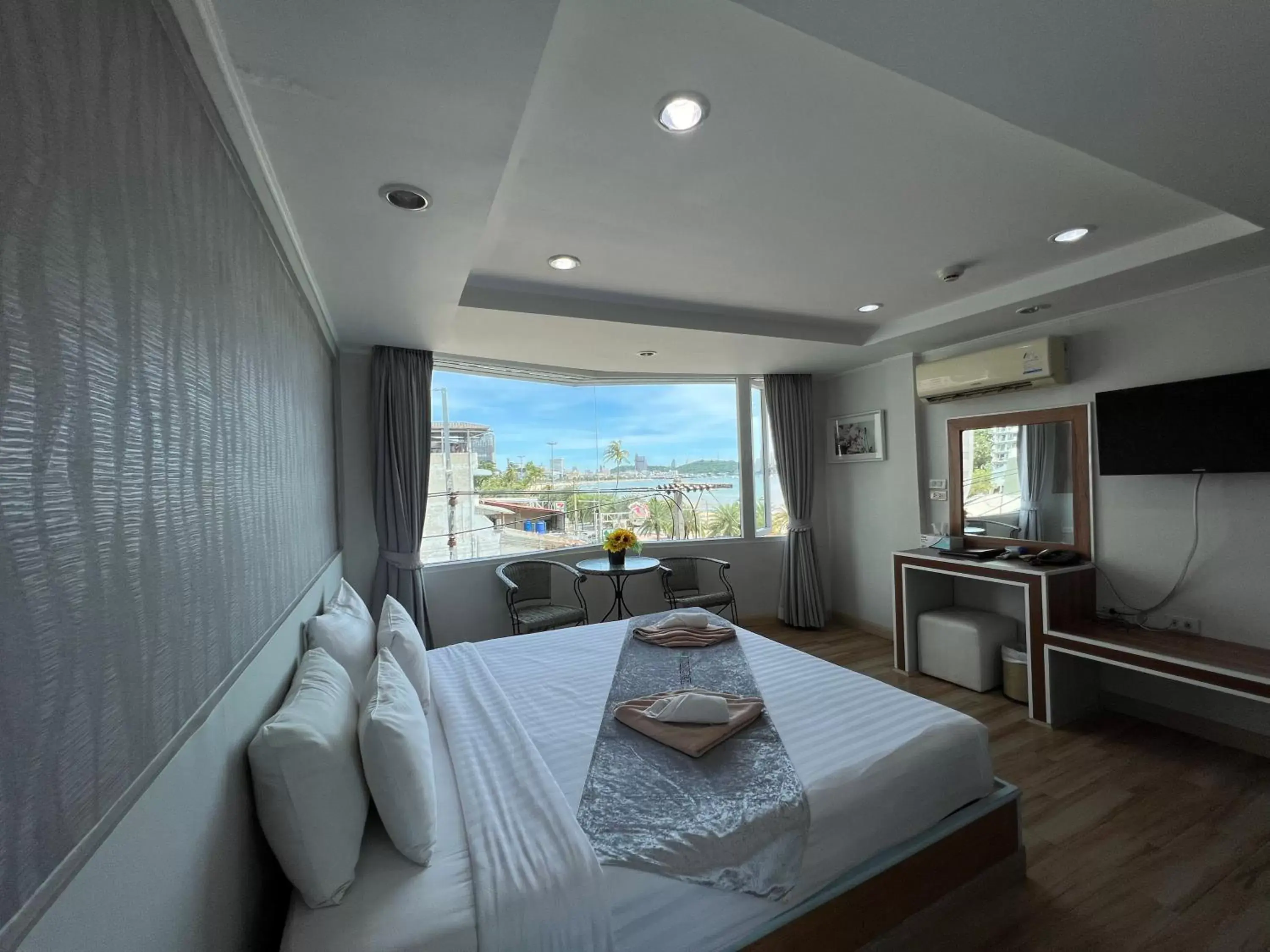 Deluxe Double Room with Side Sea View in The Beach Front Resort, Pattaya Deluxe Double Room with Side Sea View in The Beach Front Resort, Pattaya