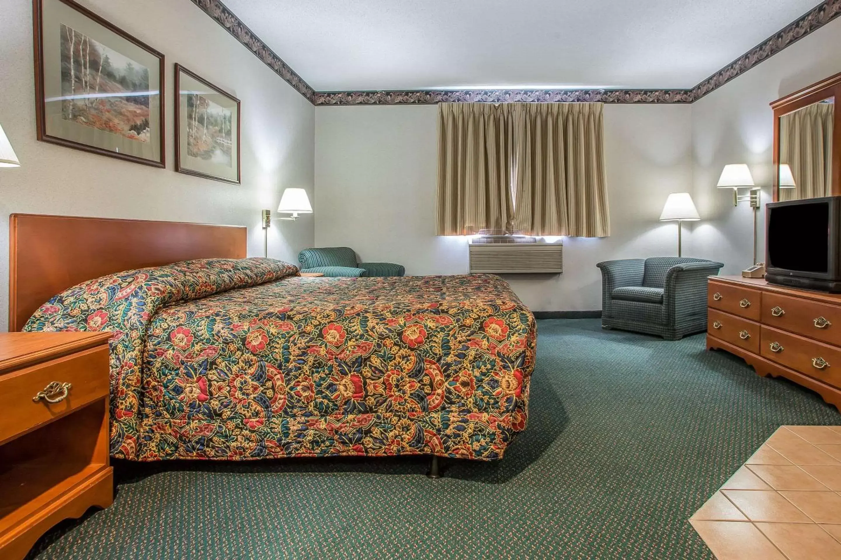 Photo of the whole room, Bed in Rodeway Inn Bedford