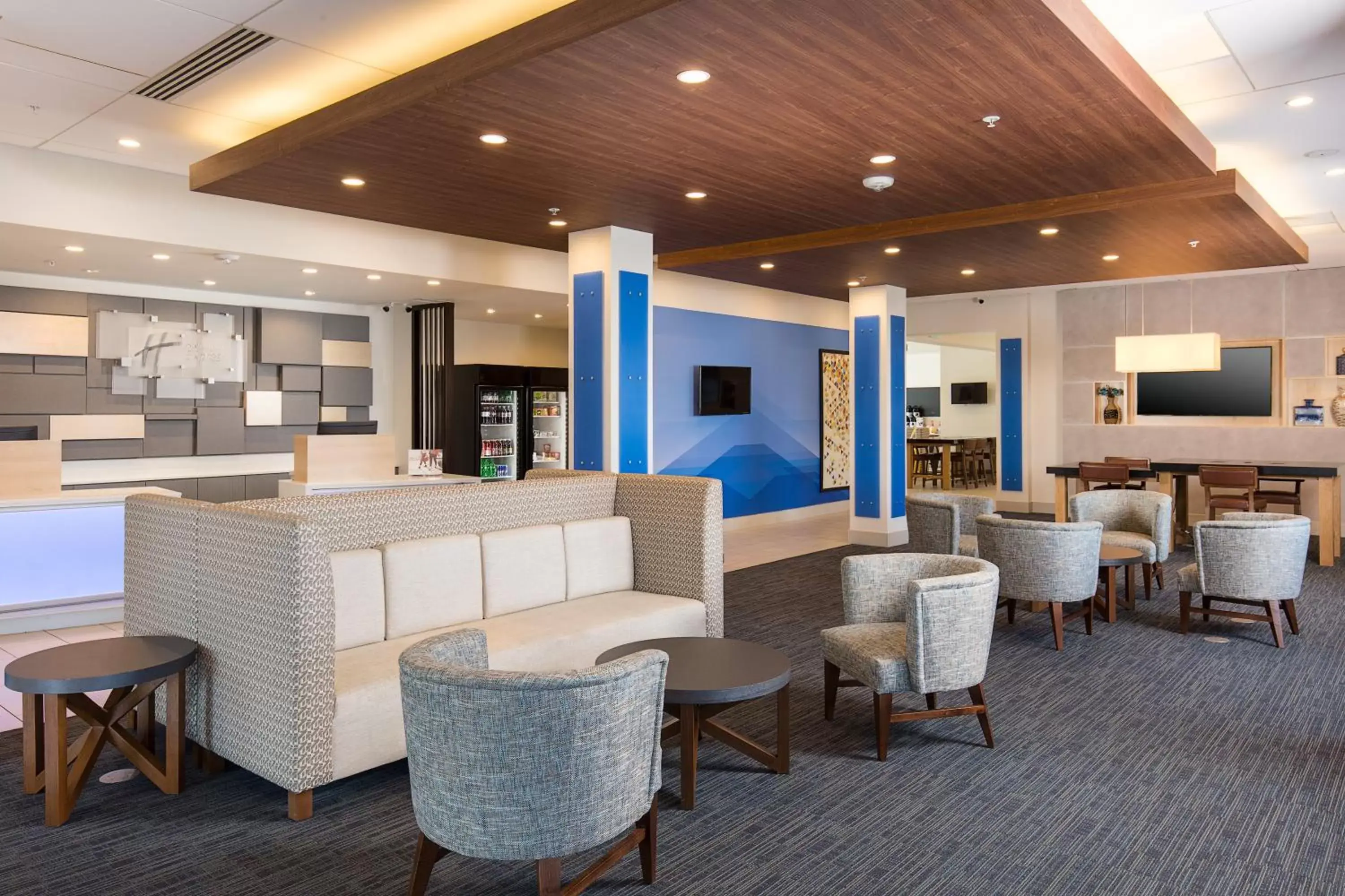 Lobby or reception, Lounge/Bar in Holiday Inn Express Visalia-Sequoia Gateway Area, an IHG Hotel