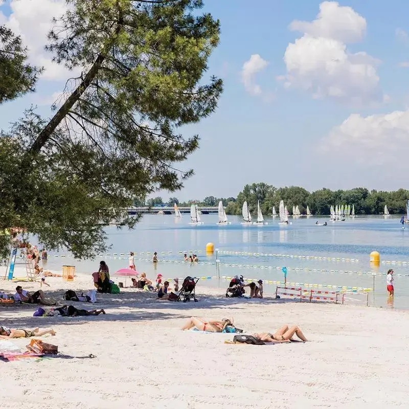 Natural landscape, Beach in Contact Hôtel Le Provençal Bordeaux Lac avec Bornes électriques