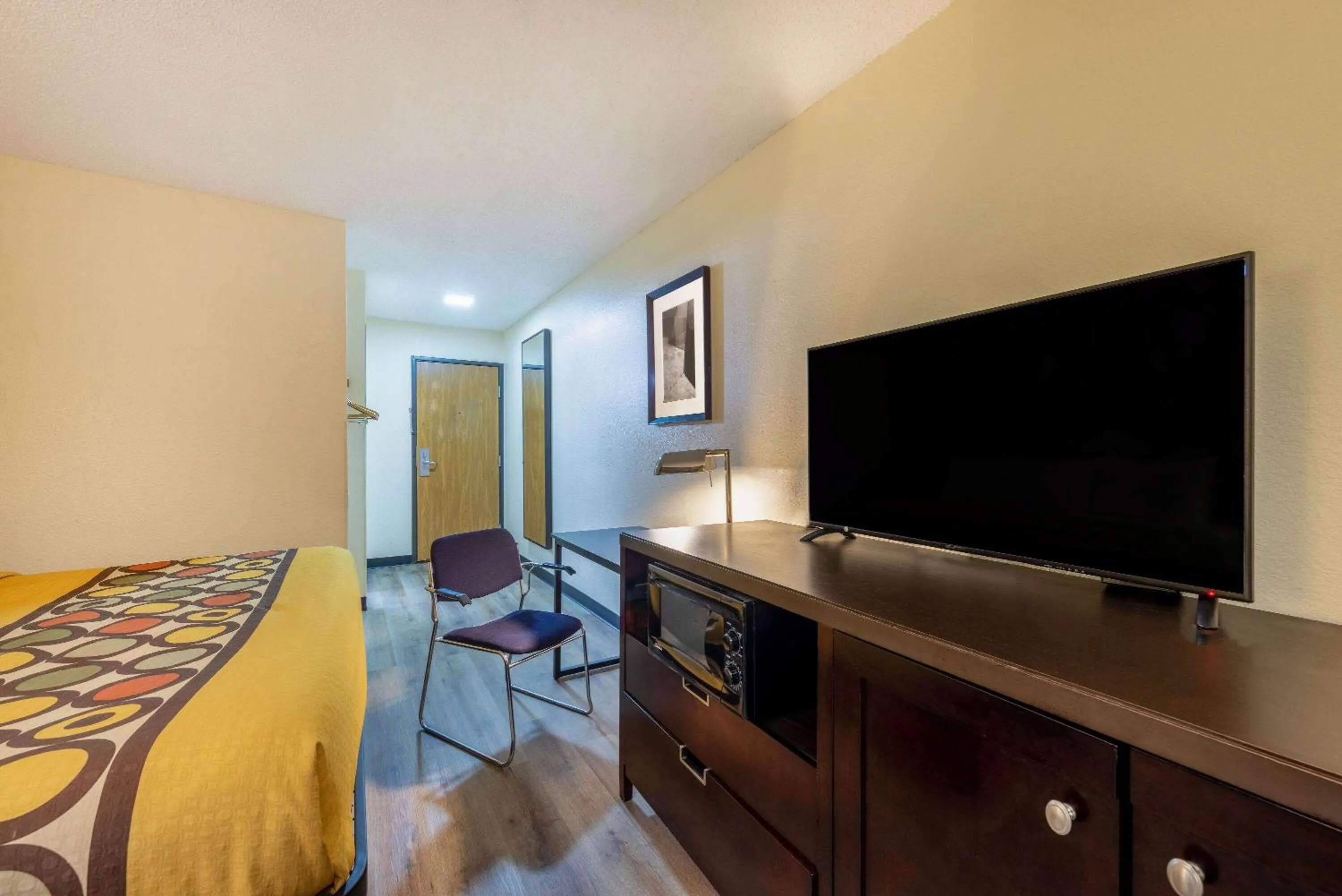 Photo of the whole room, Bed in Super 8 by Wyndham El Dorado