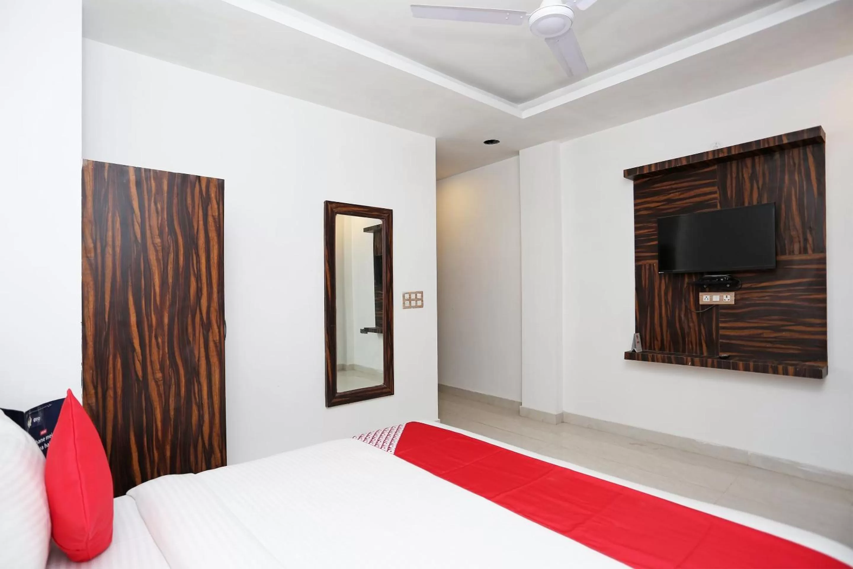 Bedroom, TV/Entertainment Center in Super OYO Capital O Hotel Rosewood Inn