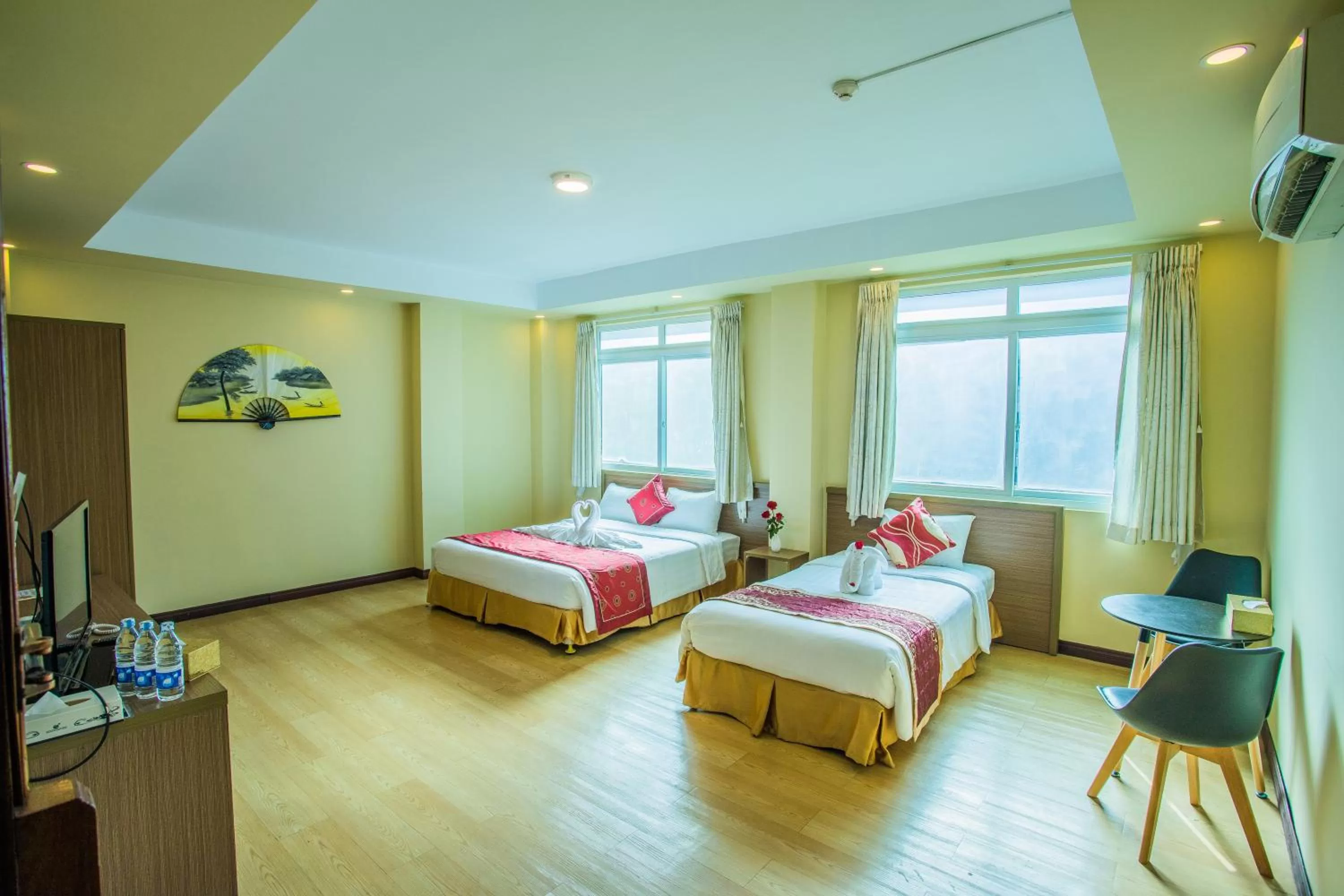 Bathroom, Bed in Golden Gate China Town Hotel
