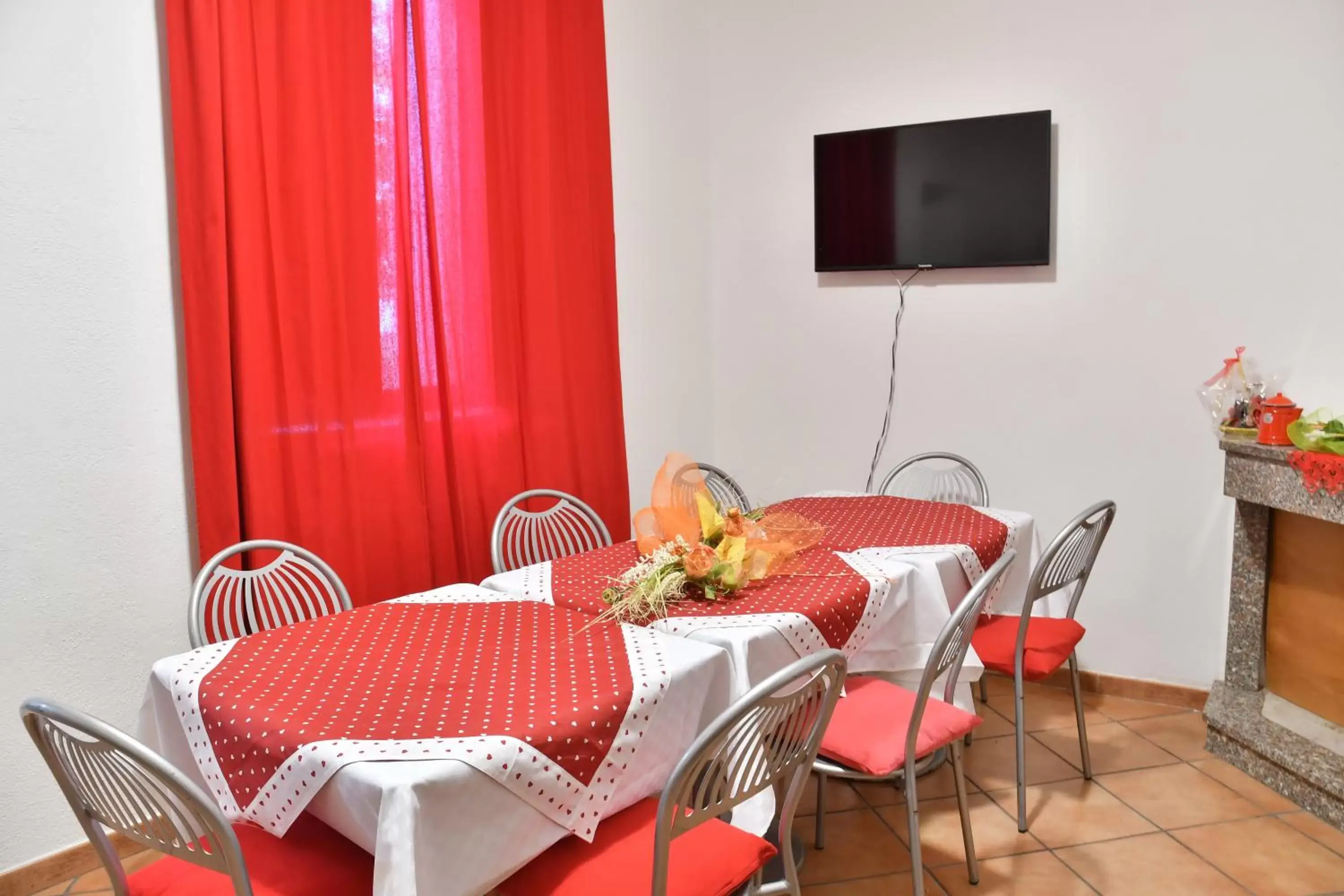 Communal lounge/ TV room, Dining Area in B&B Mitzixeddas Sa Domu de Braxia