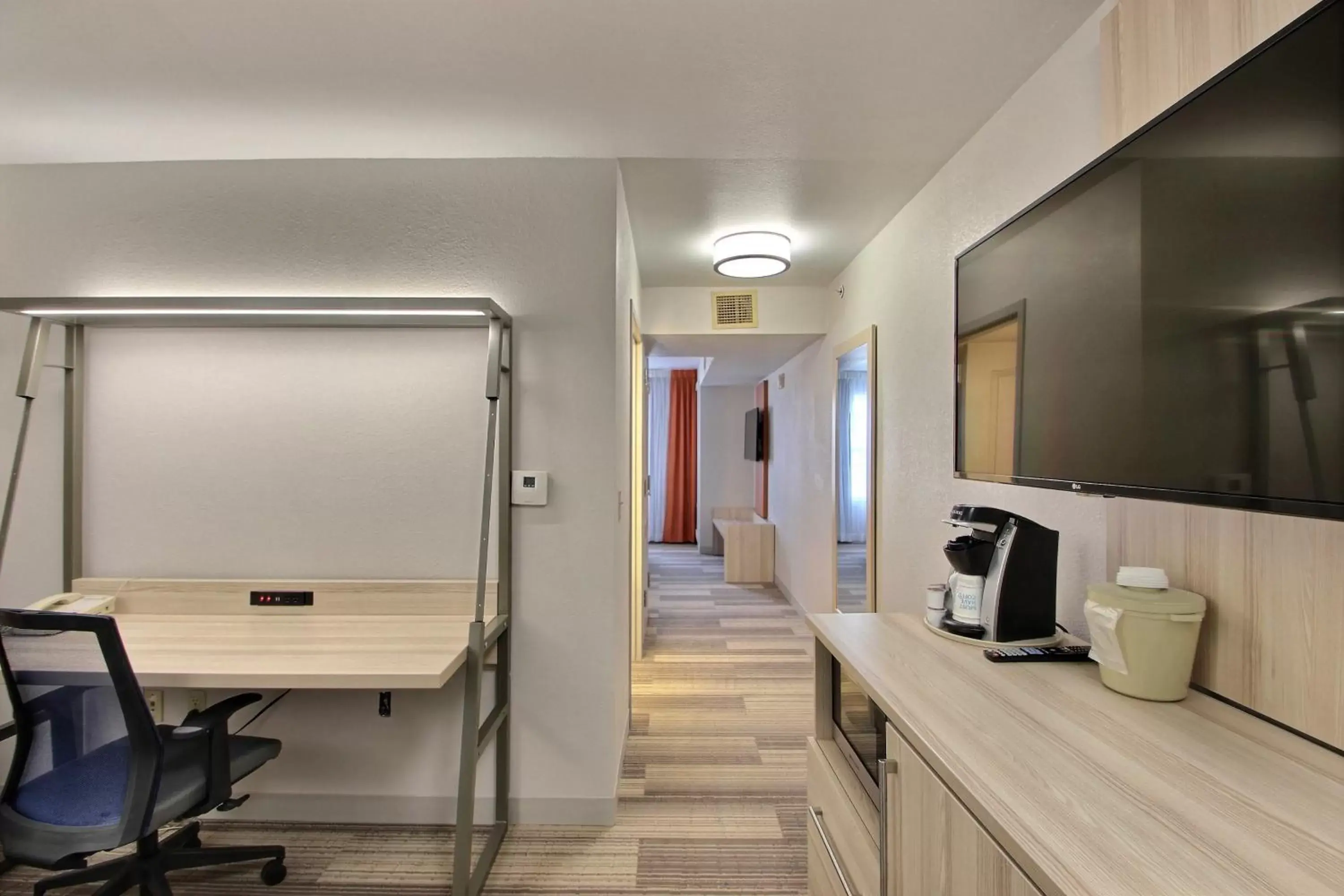 Photo of the whole room, TV/Entertainment Center in Holiday Inn Express Hotel & Suites Milwaukee Airport, an IHG Hotel