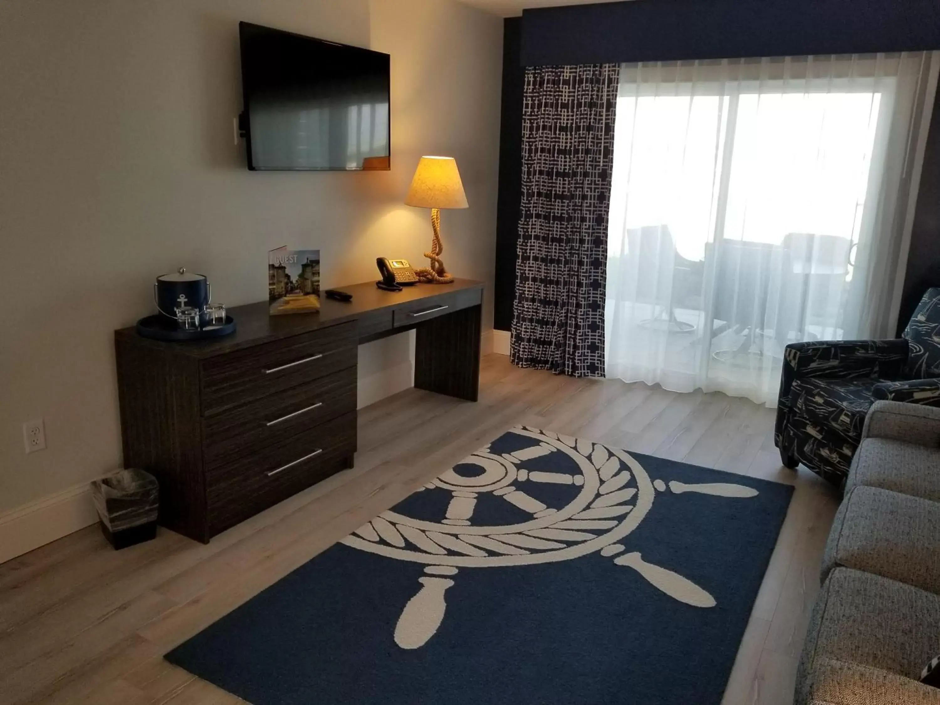 Living room, TV/Entertainment Center in Marker 8 Hotel and Marina