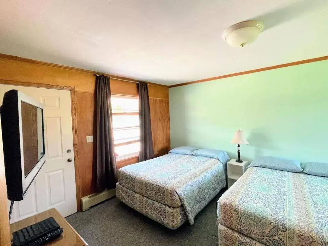Bed in Hillcrest Inn & Motel