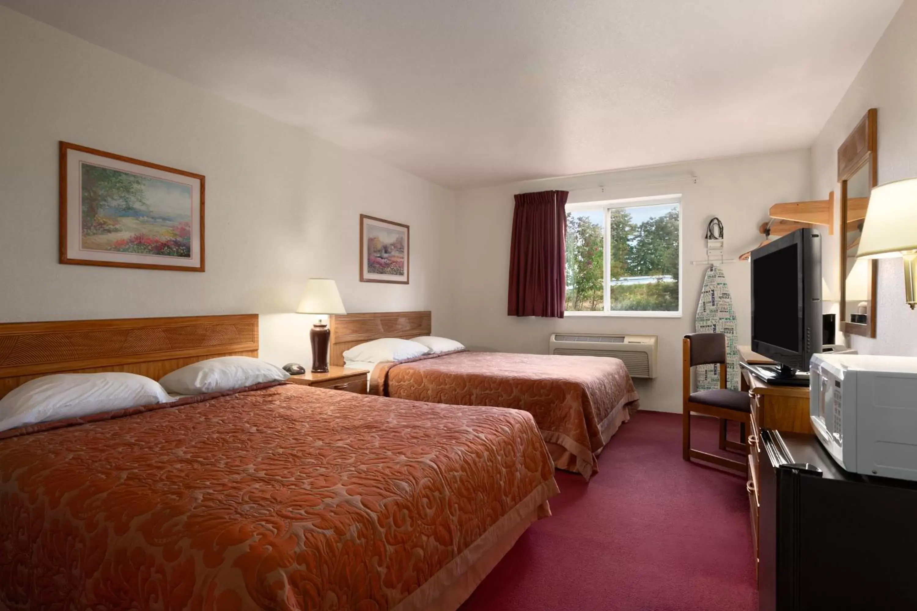 Photo of the whole room, Bed in Super 8 by Wyndham Johnstown