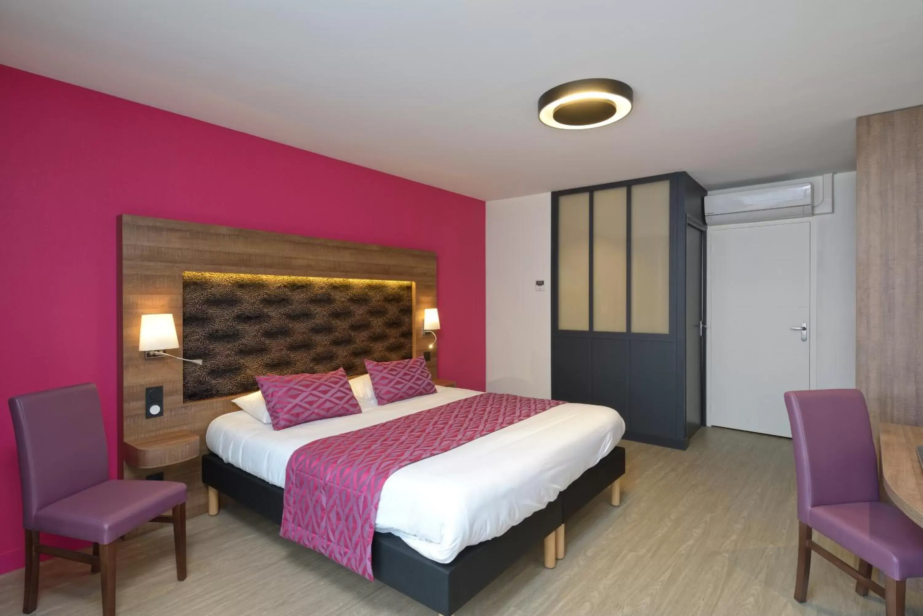 Bed, Room Photo in The Originals Boutique, Hôtel Le Lion d'Or, Fougères Ouest (Inter-Hotel)