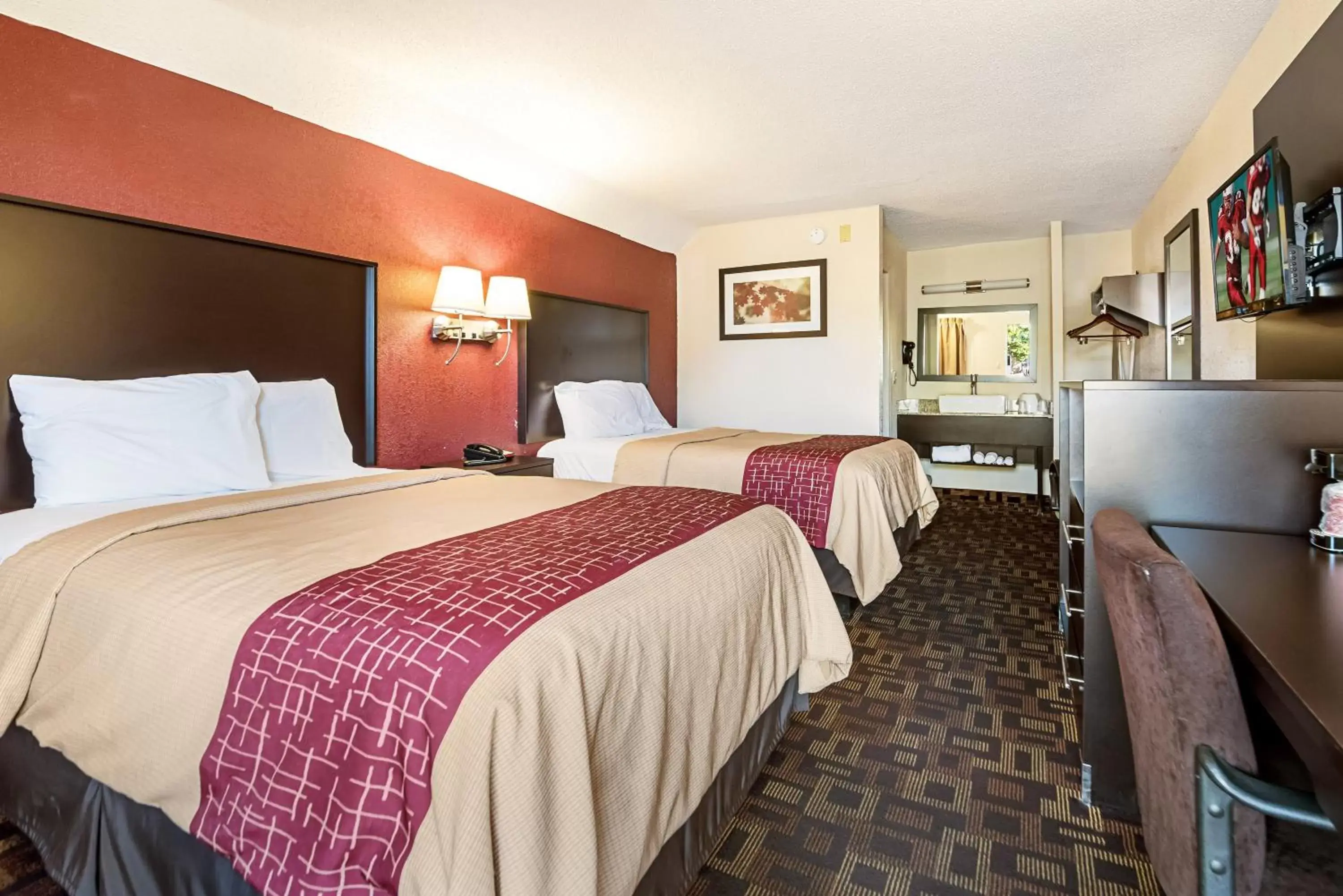 Bedroom, Bed in Red Roof Inn Anderson, IN