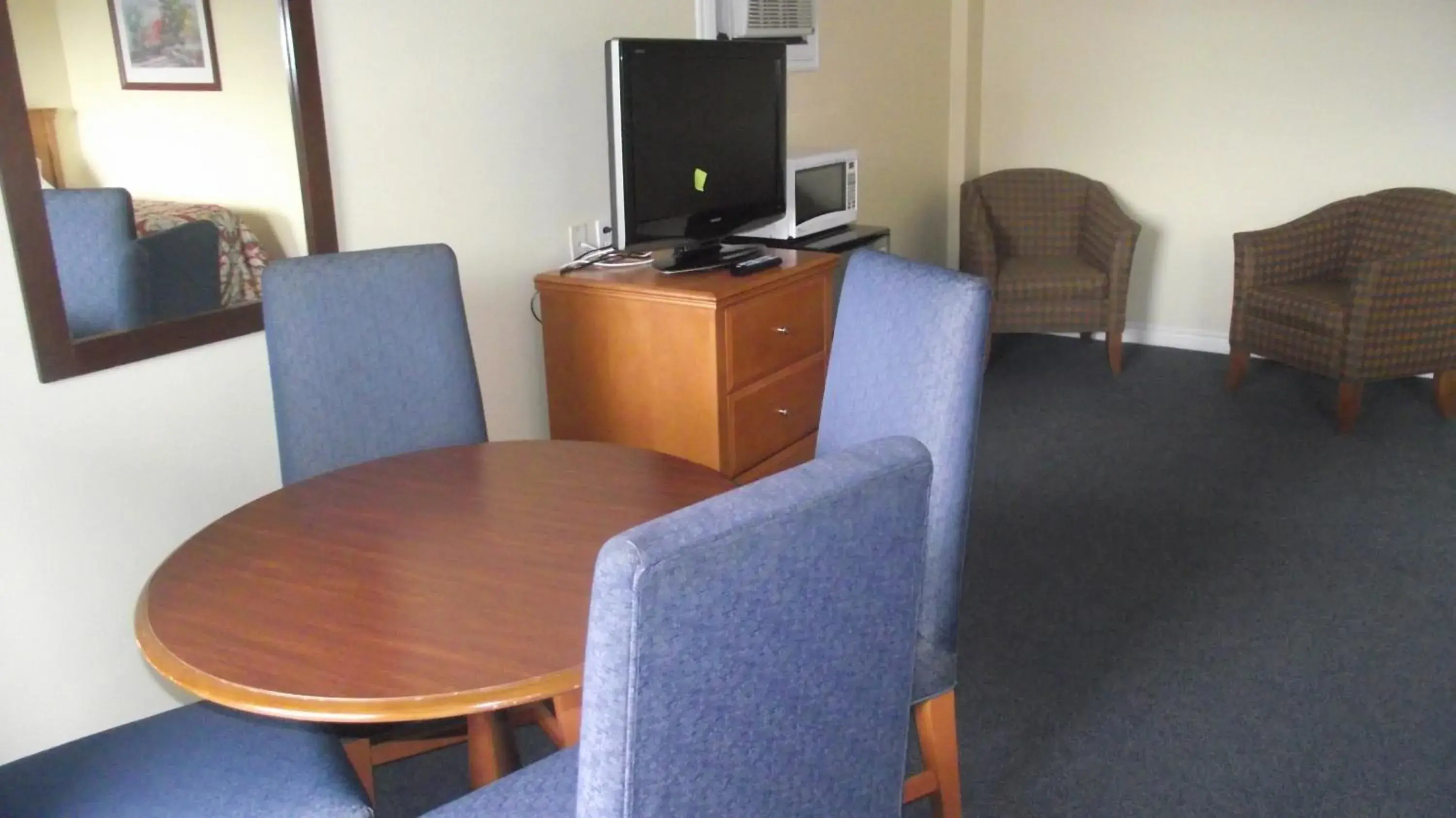 Dining area, TV/Entertainment Center in Empress Inn and Suites by the Falls