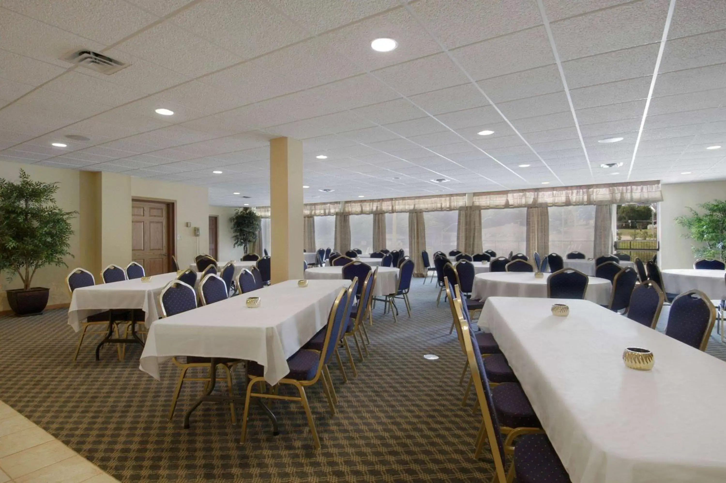 Meeting/conference room in Days Inn by Wyndham Dubuque