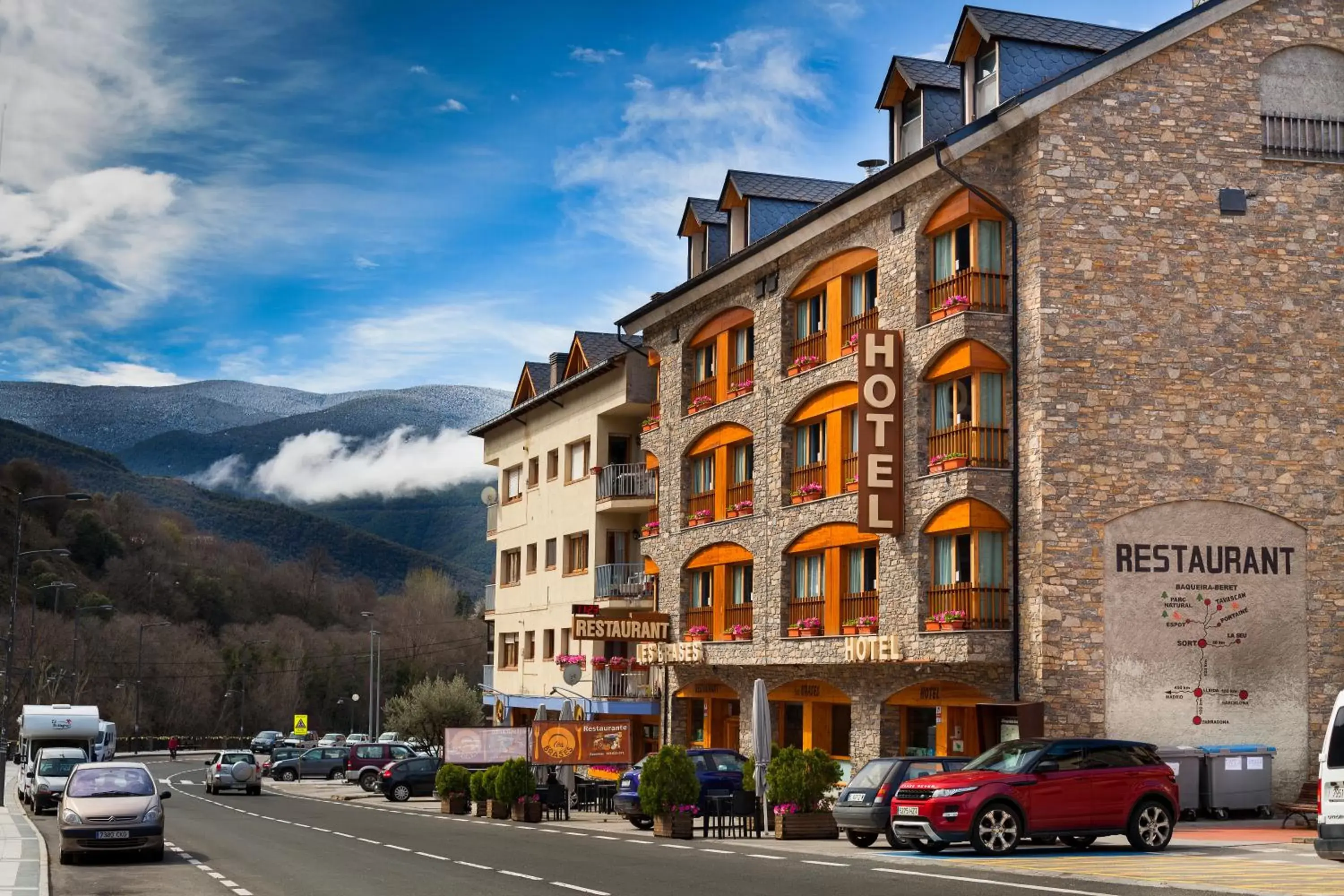 Facade/entrance, Property Building in Hotel Restaurant Les Brases