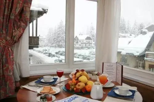 Bedroom, Winter in Hotel Alaska Cortina