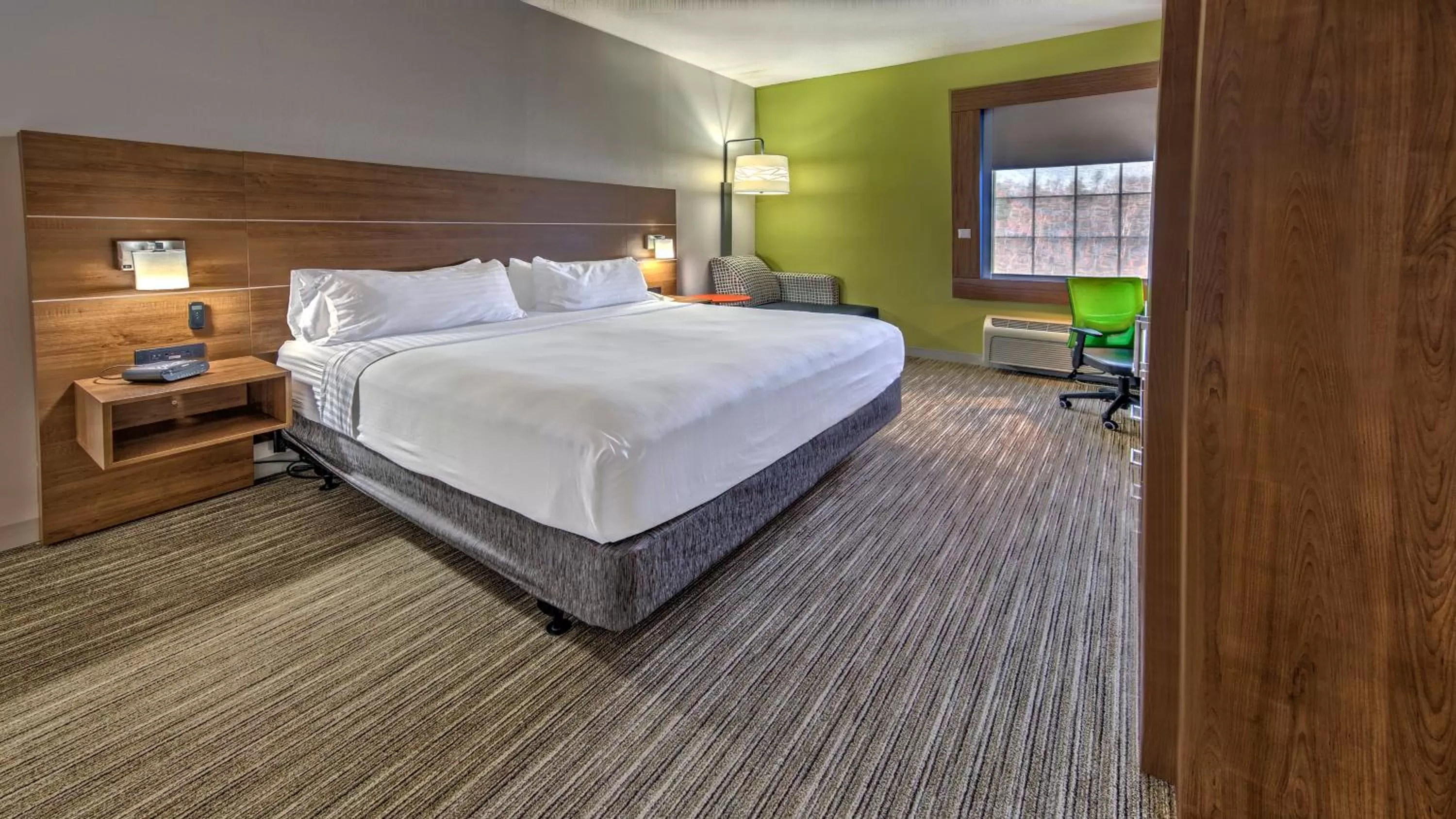 Photo of the whole room, Bed in Holiday Inn Express & Suites Crossville by IHG